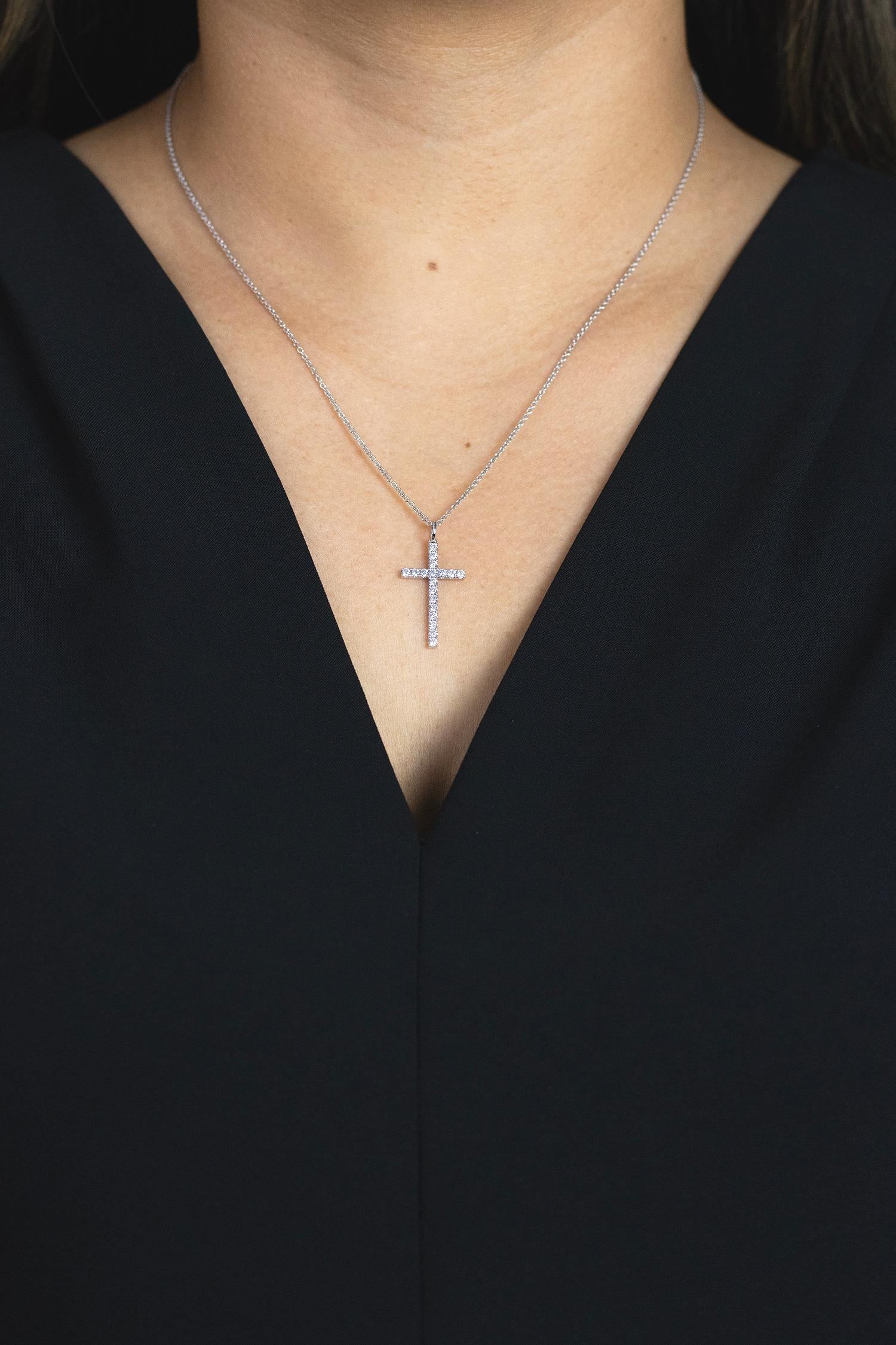 Taille ronde Roman Malakov, collier pendentif croix en diamants ronds et brillants de 0.45 carat au total en vente