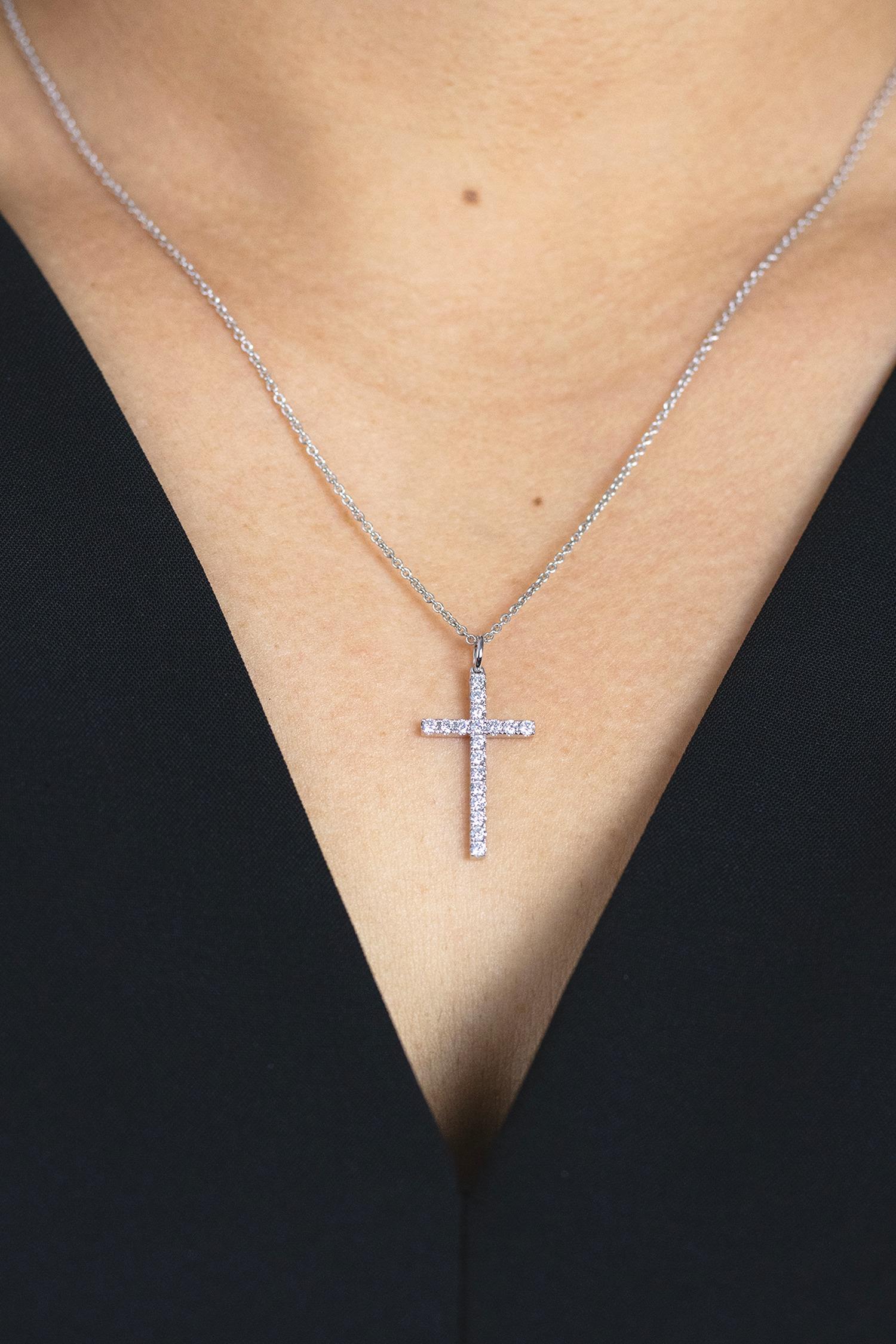 Roman Malakov, collier pendentif croix en diamants ronds et brillants de 0.45 carat au total Neuf - En vente à New York, NY