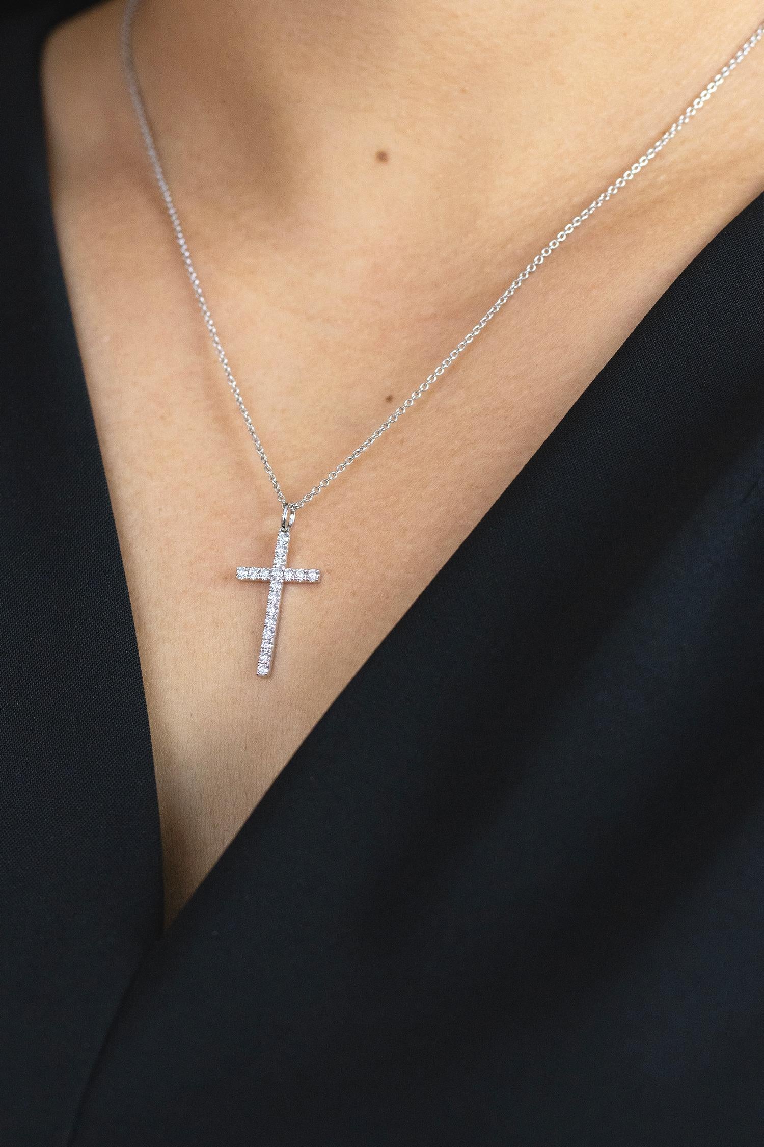Roman Malakov, collier pendentif croix en diamants ronds et brillants de 0.45 carat au total Unisexe en vente