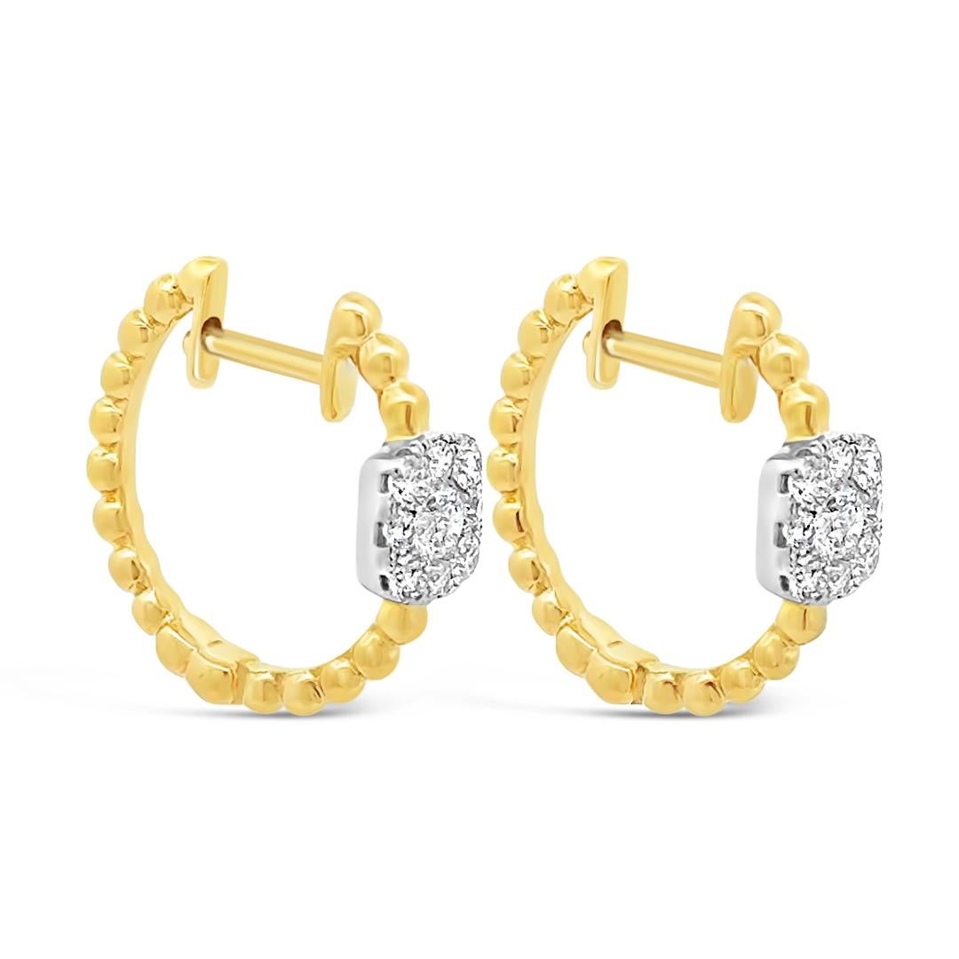 Elegante par de pendientes de moda, con 18 diamantes redondos de talla brillante y un peso total de 0,46 quilates, engastados en una montura en racimo que crea la ilusión de un único diamante de talla cojín. Bellamente fabricada con oro blanco y