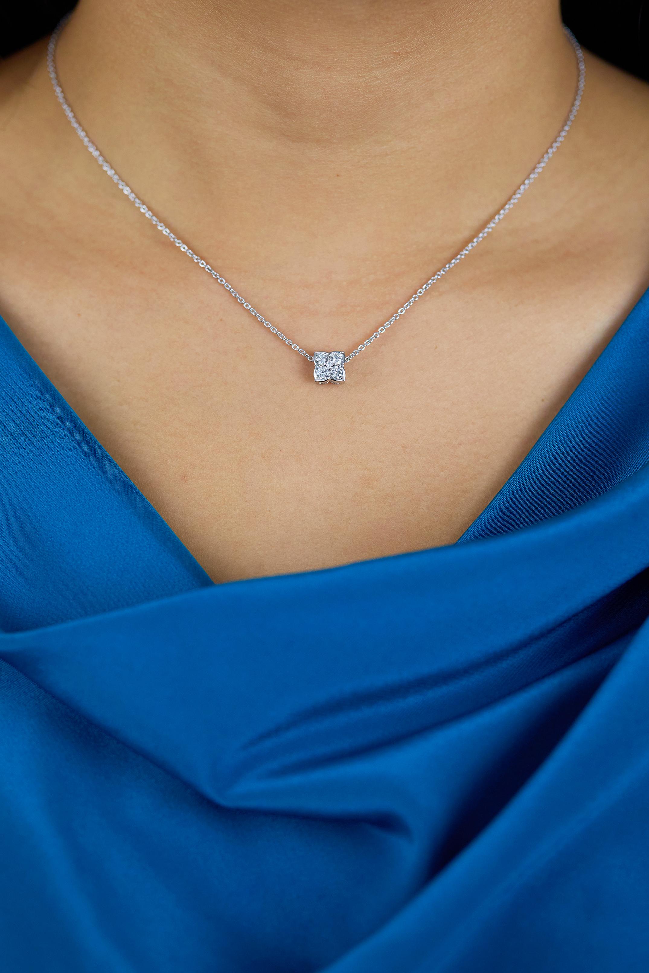 Roman Malakov Diamonds, collana con ciondolo a fiore con diamanti rotondi a taglio brillante da 0,47 carati In condizioni Nuovo in vendita a New York, NY