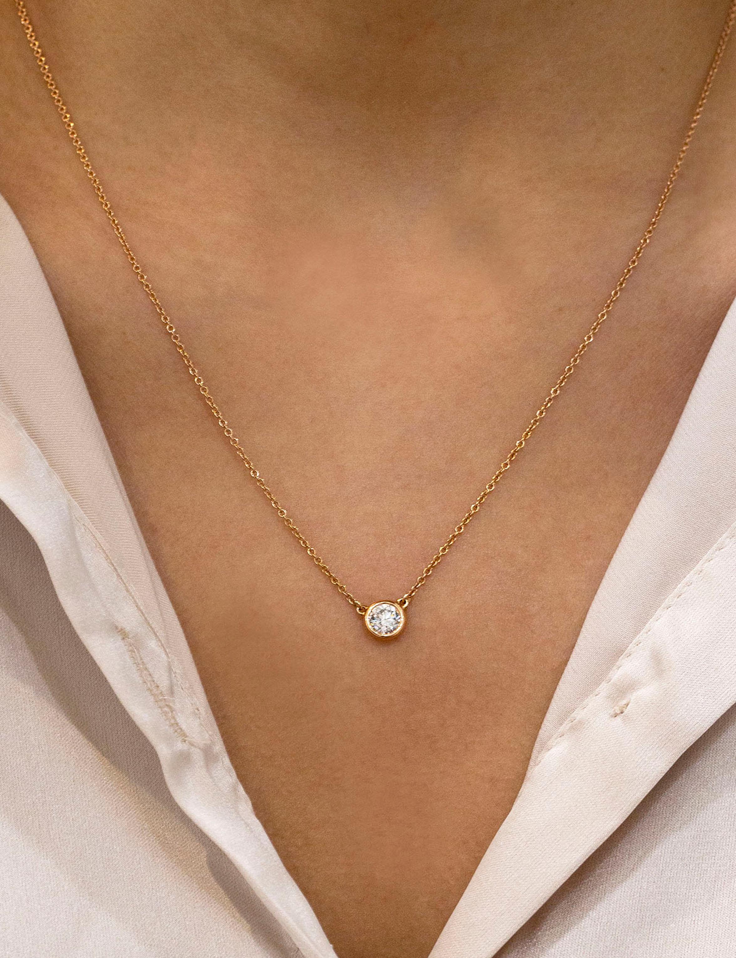 Roman Malakov, collier pendentif solitaire serti d'un diamant rond de 0,47 carat Pour femmes en vente