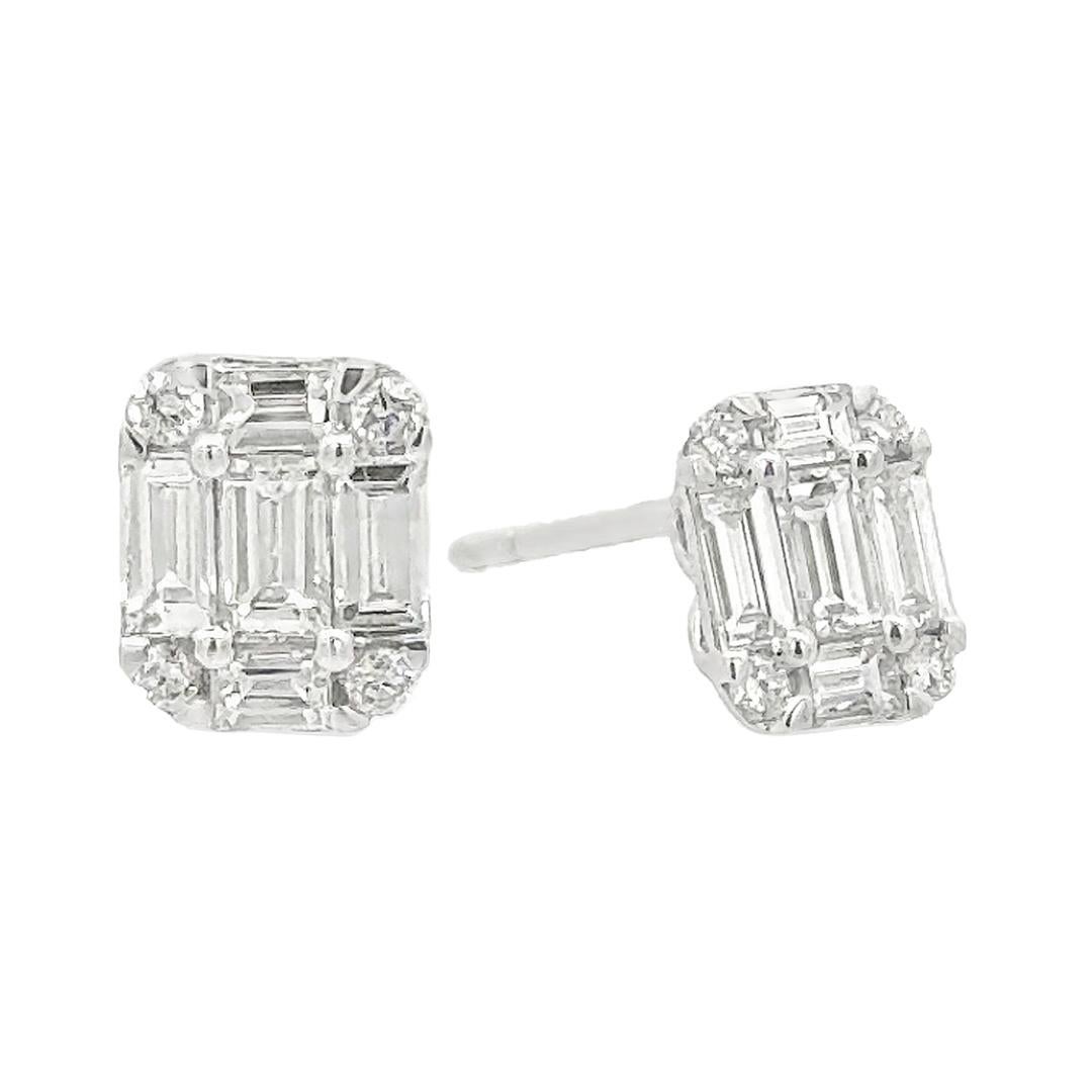 Impresionante par de pendientes, con diamantes talla baguette y redonda de 0,49 quilates en total, engastados para que parezcan un diamante talla esmeralda. Finamente fabricada con oro blanco de 18 quilates. Perfecta para ropa informal. 

Roman