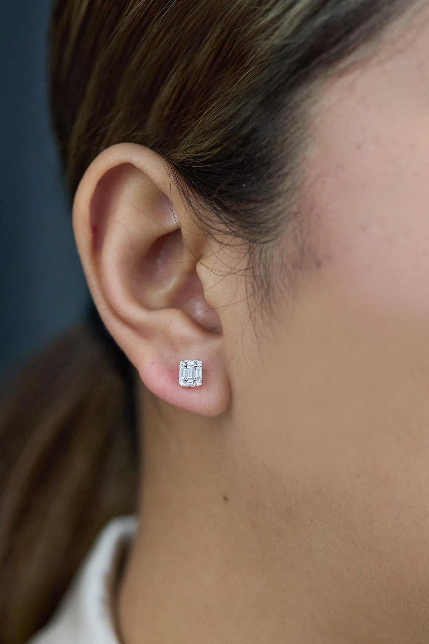 Roman Malakov Pendientes de diamantes de 0,49 quilates, talla baguette y redonda, ilusión en Nuevo estado para la venta en New York, NY