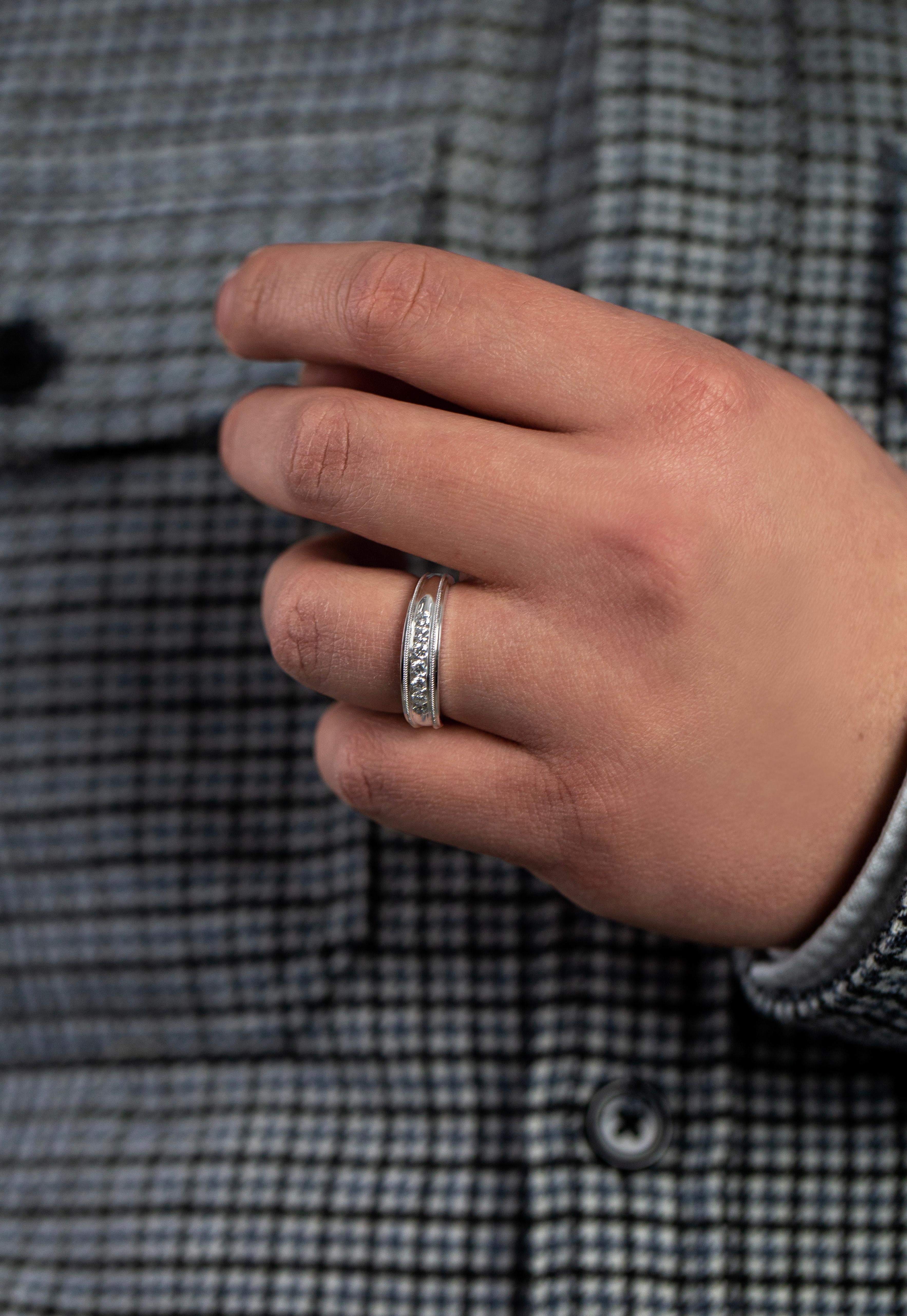 Roman Malakov 0,49 Karat runder Diamant Sieben-Stein-Hochzeitsring für Herren im Zustand „Neu“ im Angebot in New York, NY