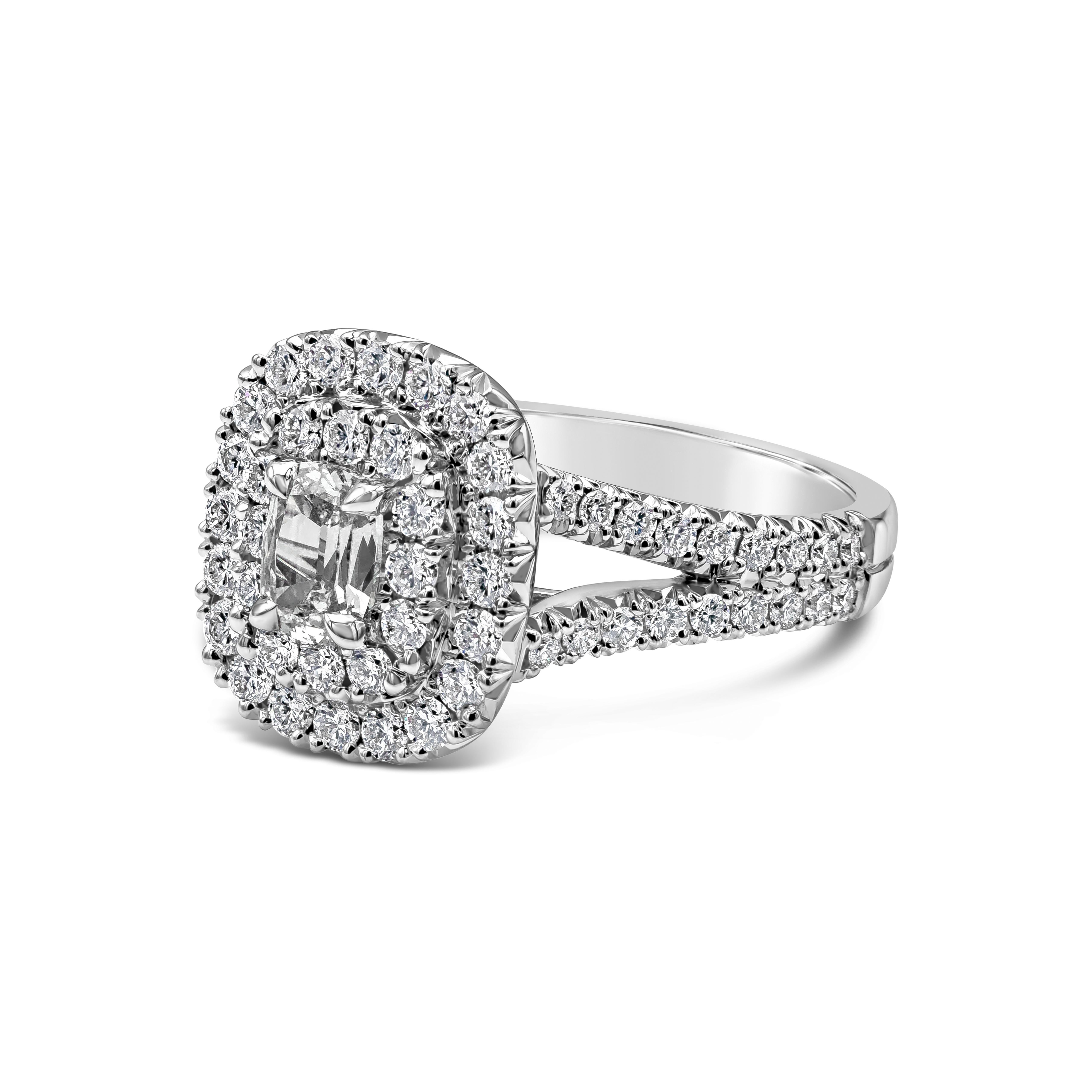 Dieser schöne Verlobungsring präsentiert einen 0,50 Karat Diamanten im Kissenschliff, Farbe G und Reinheit SI1. Der zentrale Diamant ist in einer doppelten Halo-Fassung gefasst, die mit 68 weißen Diamanten von insgesamt 1,05 Karat, Farbe F-G und