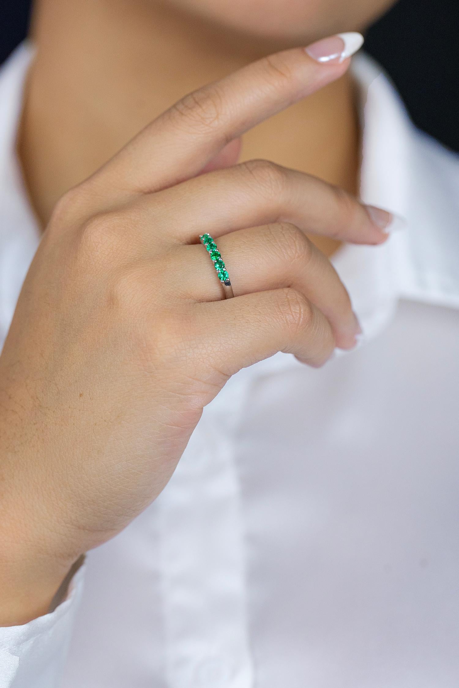 Roman Malakov 0.50 Carat Total Round Cut Emerald Half-Eternity Wedding Band In New Condition For Sale In New York, NY