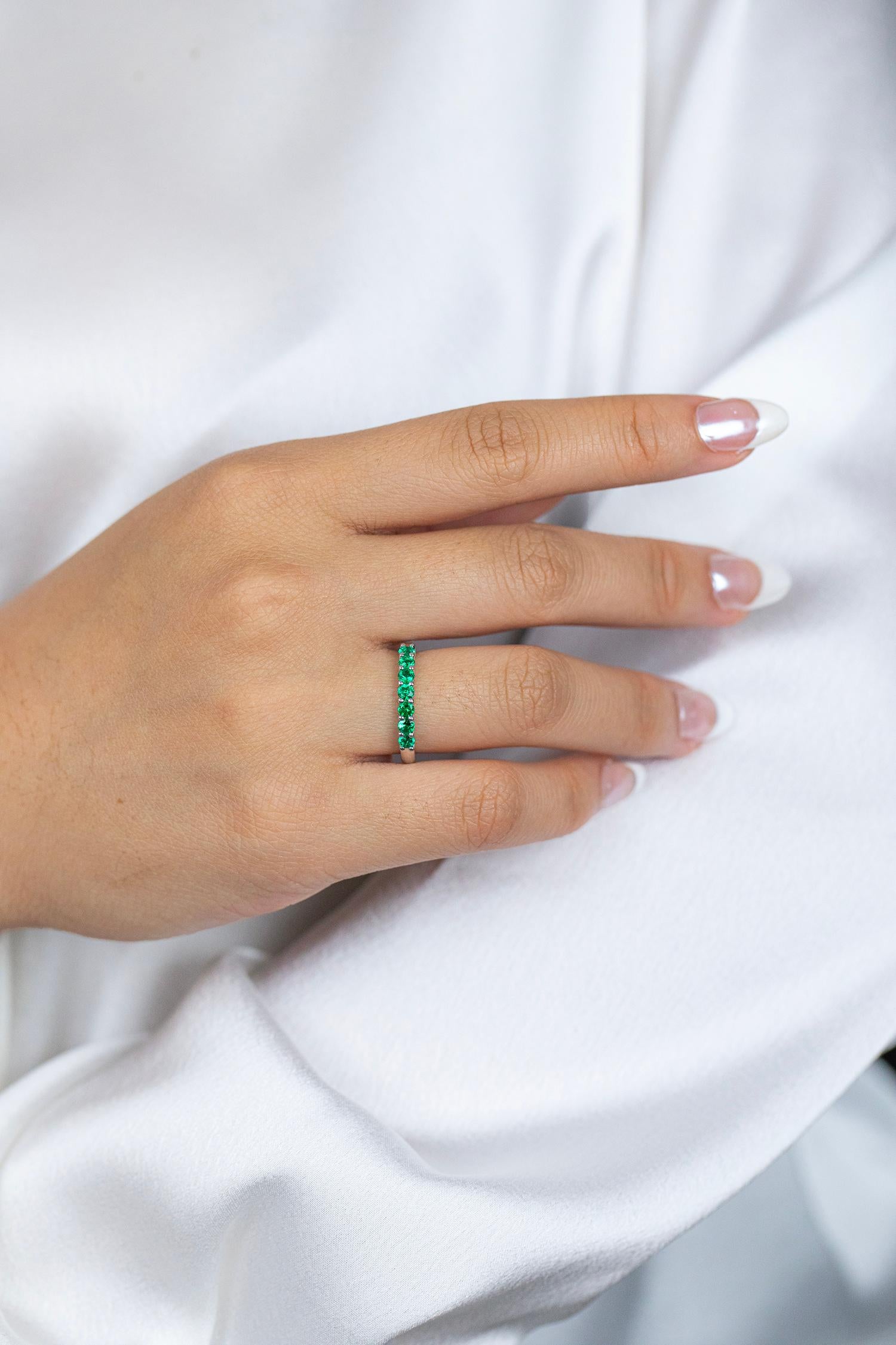 Women's or Men's Roman Malakov 0.50 Carat Total Round Cut Emerald Half-Eternity Wedding Band For Sale