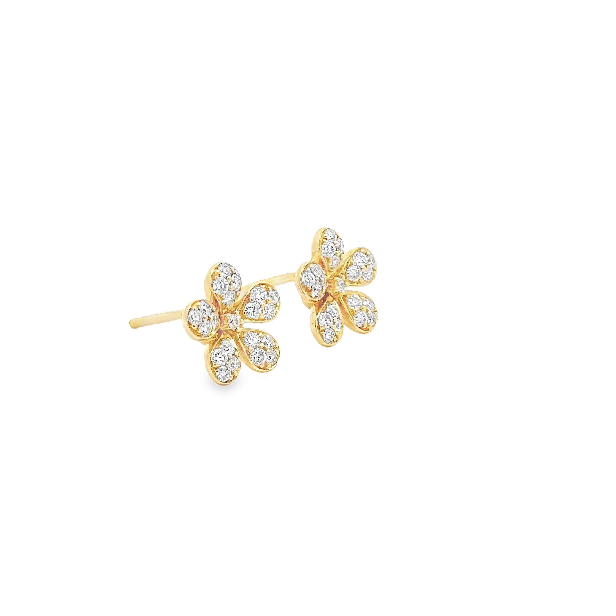 Ein schickes Paar Ohrstecker mit wunderschönem Blumenmotiv und 42 Diamanten im Rundschliff mit einem Gesamtgewicht von 0,52 Karat, die auf Blütenblättern in Büscheln gefasst sind. Fein gemacht mit 18K Gelbgold. Perfekt für Freizeitkleidung. 

Roman