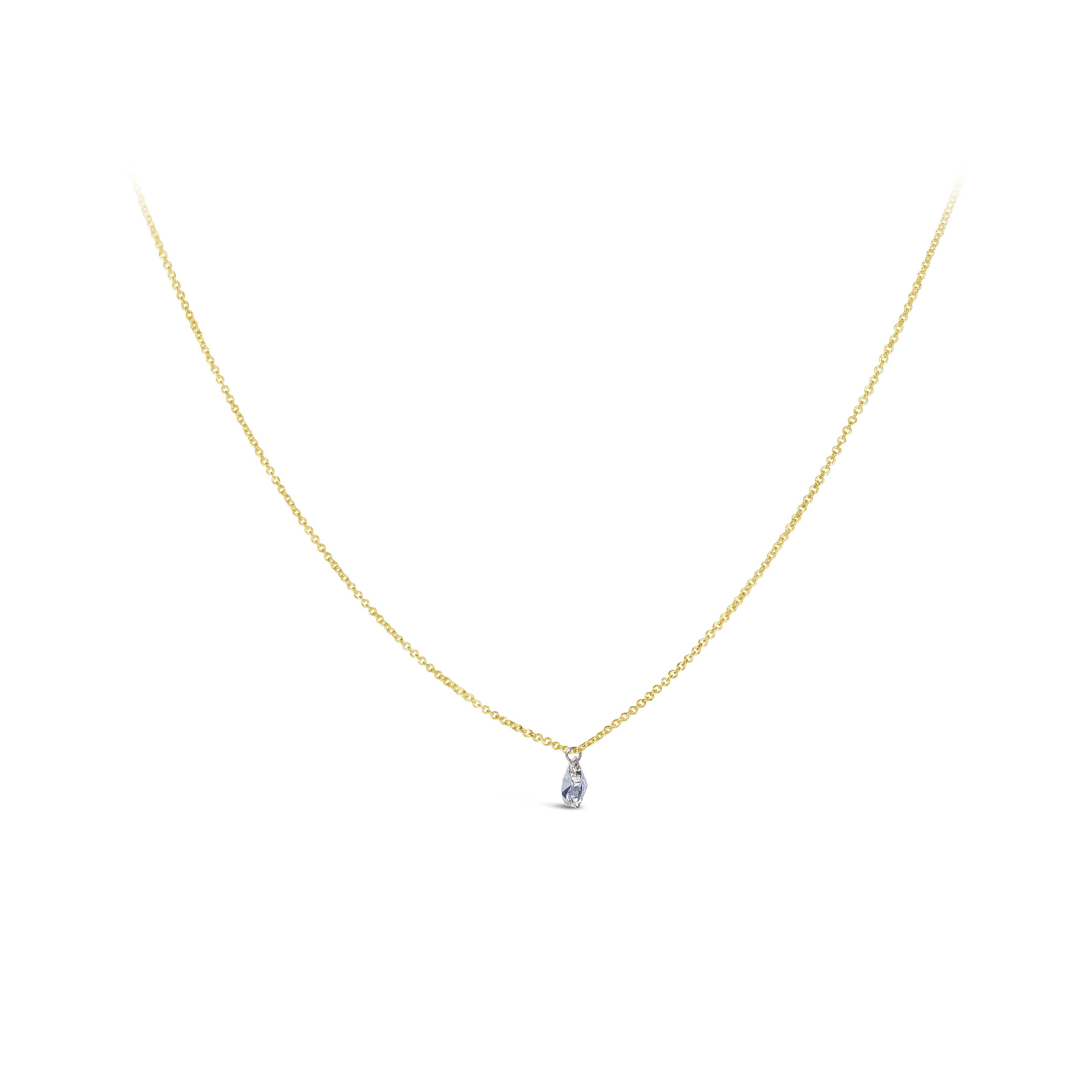Collier pendentif solitaire simple, mettant en valeur un diamant poire à sept côtés de 0,54 carat de couleur K et de pureté SI. Attaché et percé à une chaîne réglable en or jaune 18 carats, d'une longueur de 18 pouces. Parfait pour la vie de tous