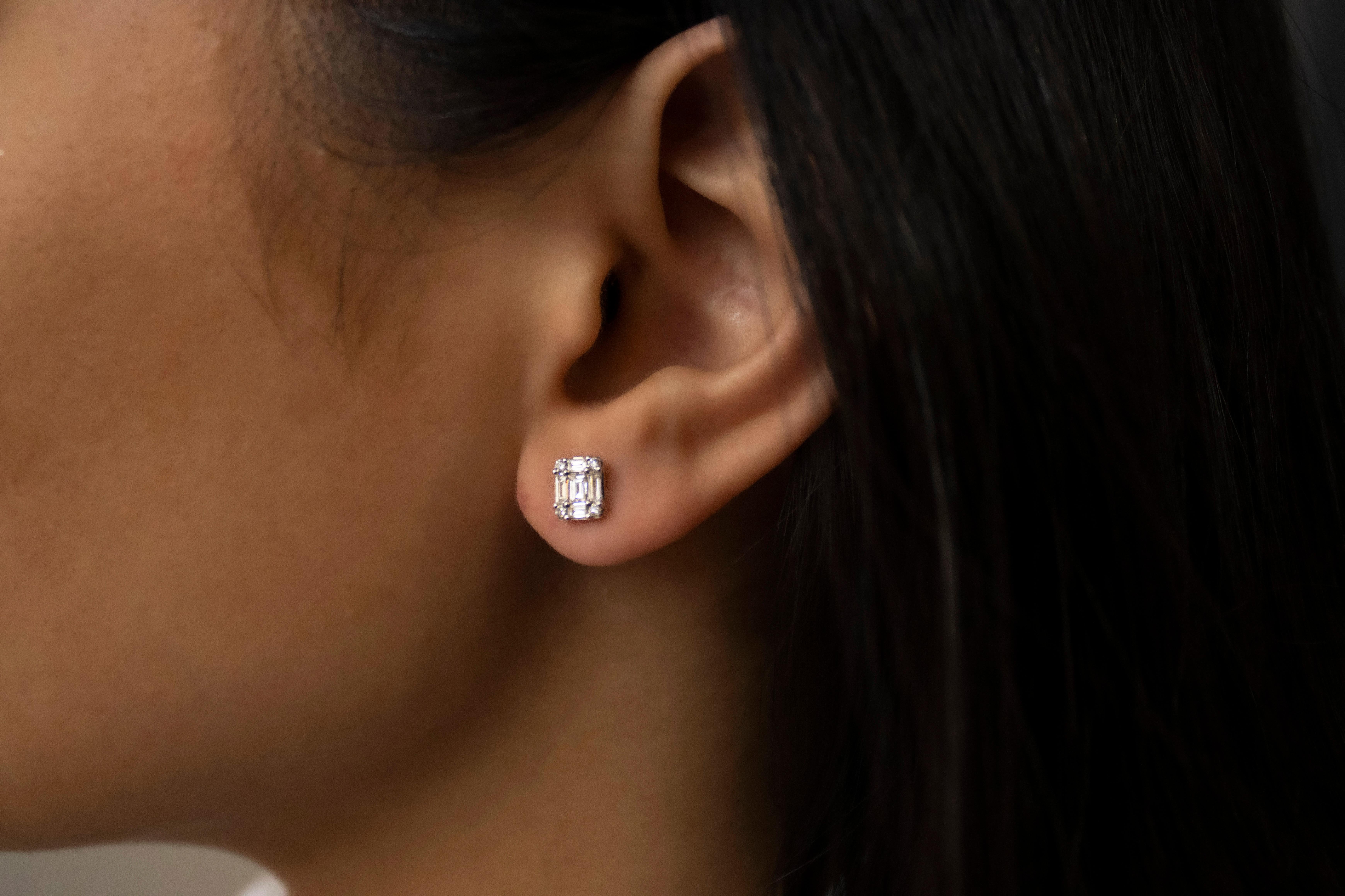 Roman Malakov 0.57 Carats Total Baguette and Round Cut Diamond Stud Earrings In New Condition In New York, NY