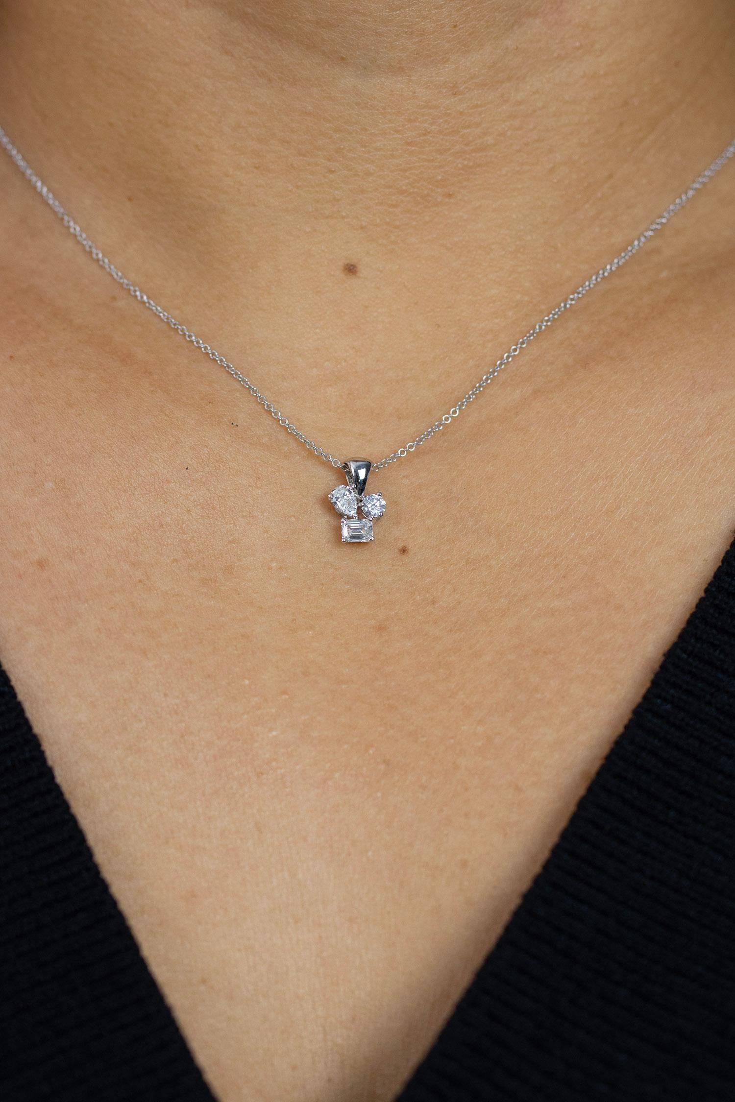 Roman Malakov Diamonds, collana con tre pietre e diamanti a taglio misto da 0,60 carati In condizioni Nuovo in vendita a New York, NY