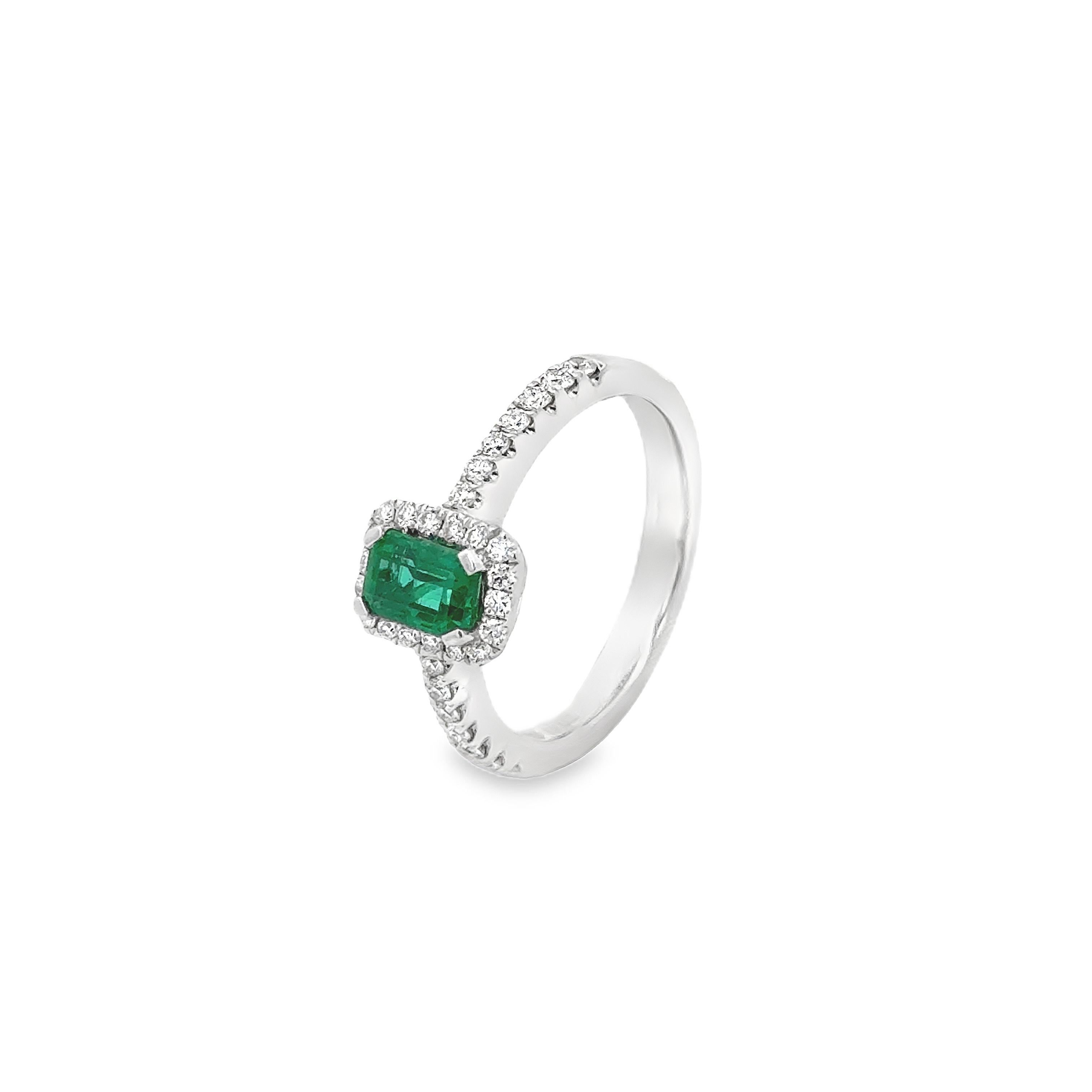 Roman Malakov 0.61 Carat Emerald Cut Emerald & Diamond Halo Engagement Ring In New Condition For Sale In New York, NY