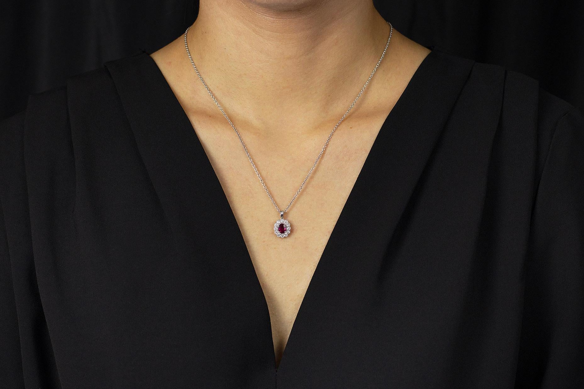 Taille ovale Roman Malakov, collier pendentif en rubis taille ovale de 0,65 carat et halo de diamants en vente