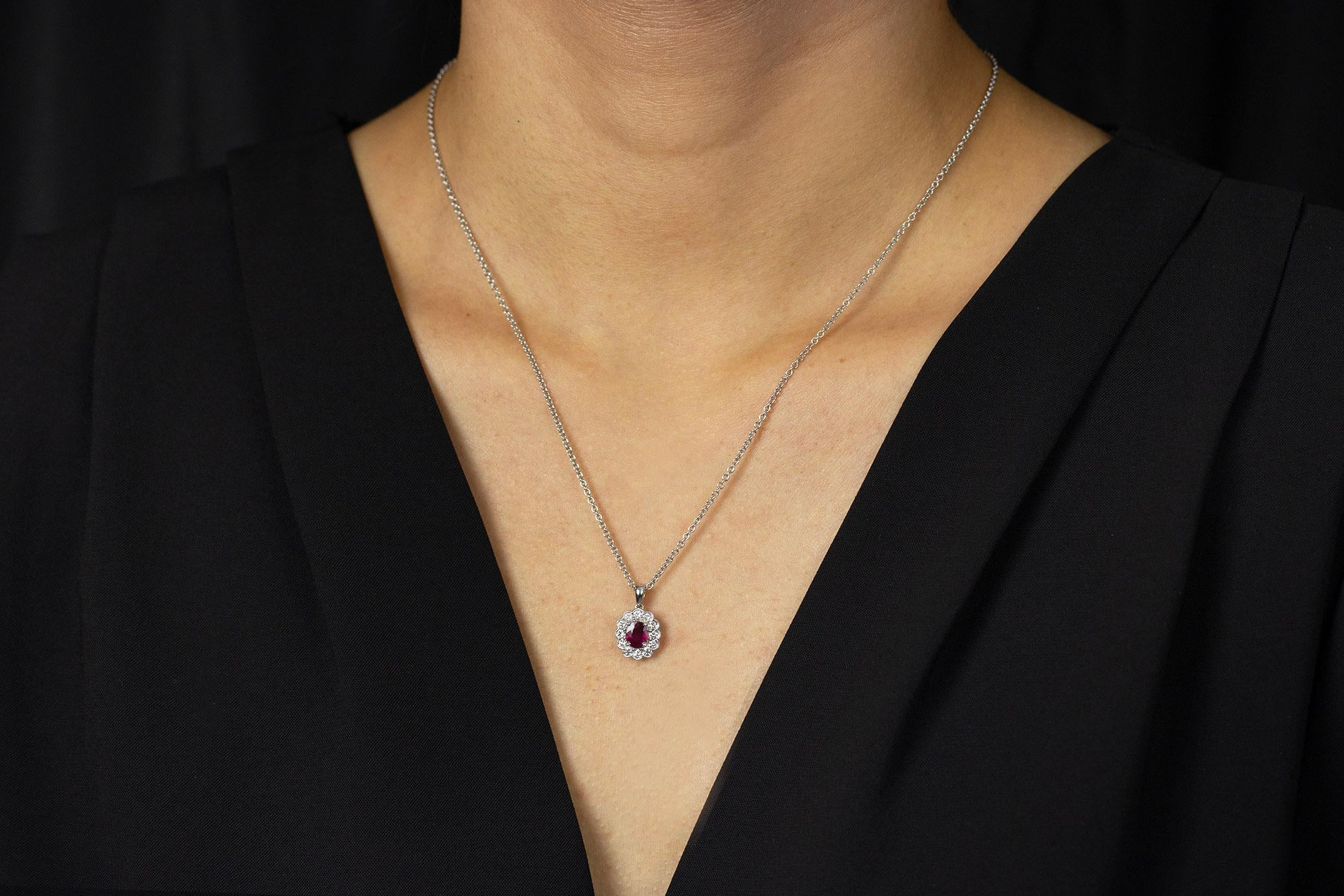 Roman Malakov, collier pendentif en rubis taille ovale de 0,65 carat et halo de diamants Neuf - En vente à New York, NY