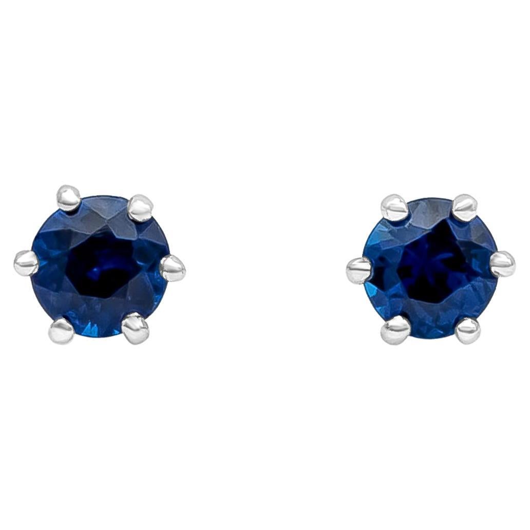 Une paire de boucles d'oreilles classiques, mettant en valeur des saphirs bleus de taille ronde pesant 0,67 carats au total. Monté dans une monture intemporelle à six branches en or blanc 18 carats.

Roman Malakov est une maison sur mesure,
