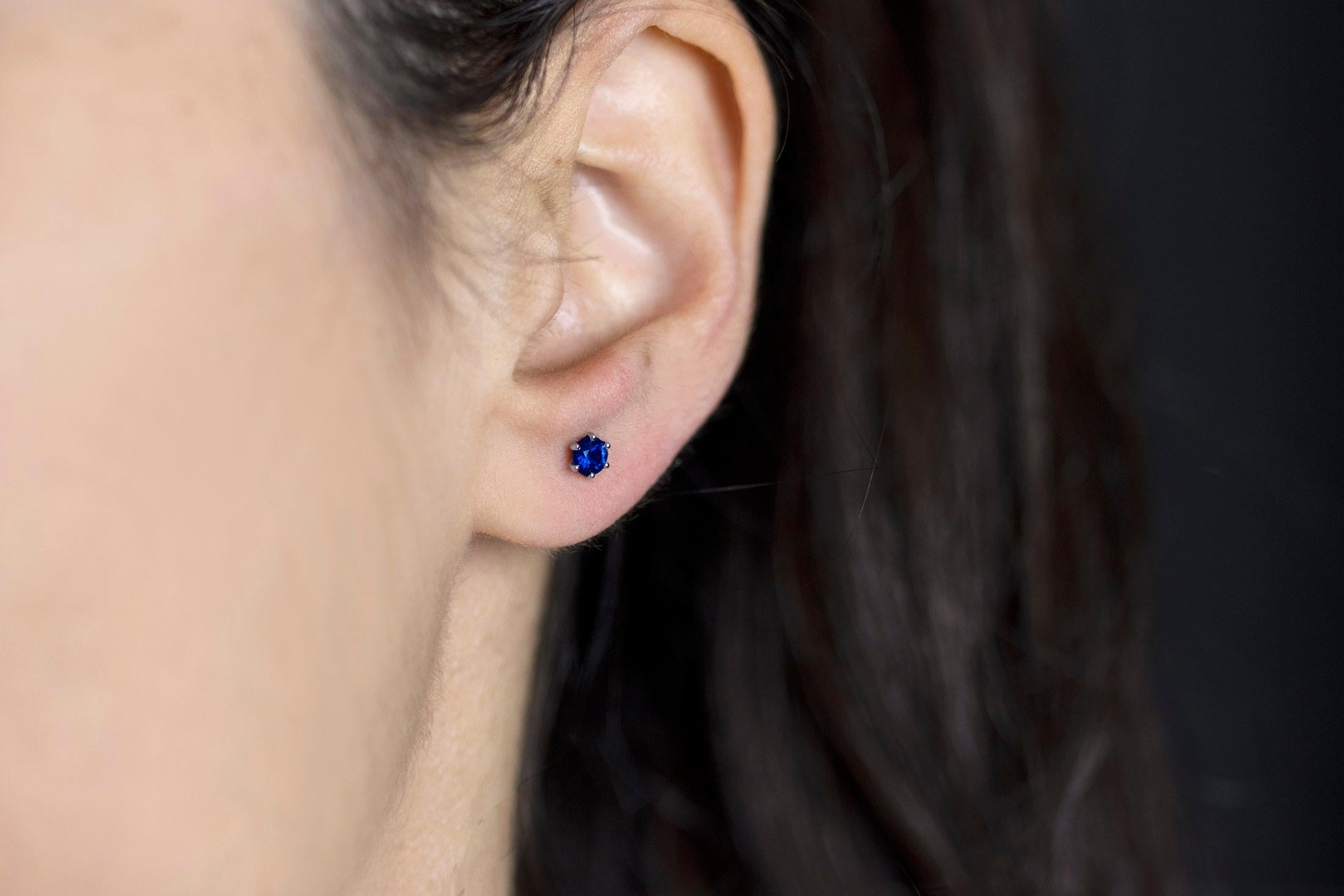 Roman Malakov, clous d'oreilles à six griffes avec saphirs bleus ronds de 0,67 carat au total Neuf - En vente à New York, NY