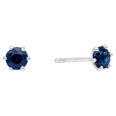 Roman Malakov, clous d'oreilles à six griffes avec saphirs bleus ronds de 0,67 carat au total