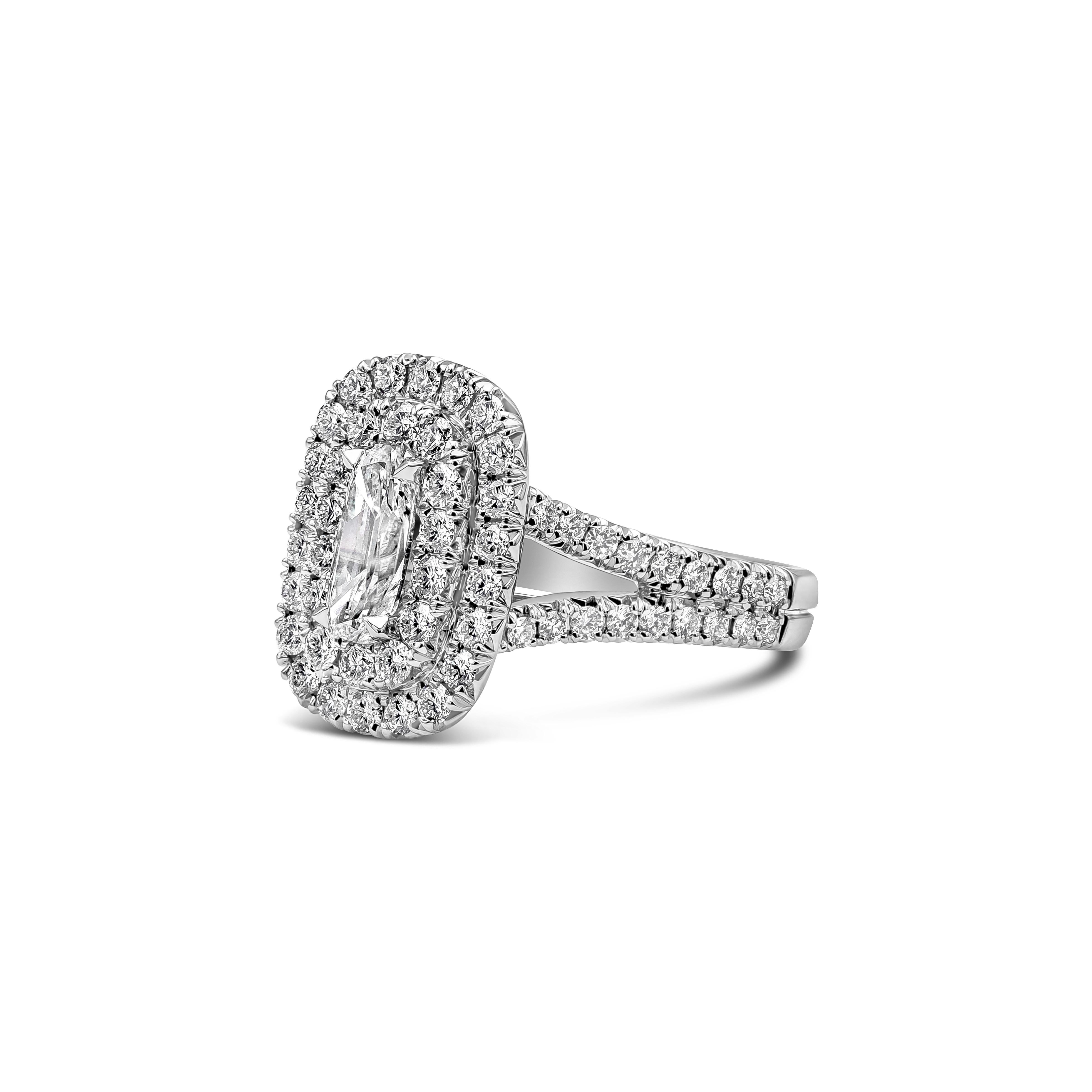 Cette magnifique bague de fiançailles en diamant allongé de taille coussin pèse 0,70 carat, de couleur F et de pureté VS1. La pierre centrale est rehaussée de 72 diamants blancs en serti double halo, pesant au total 1,19 carats, de couleur F-G et de