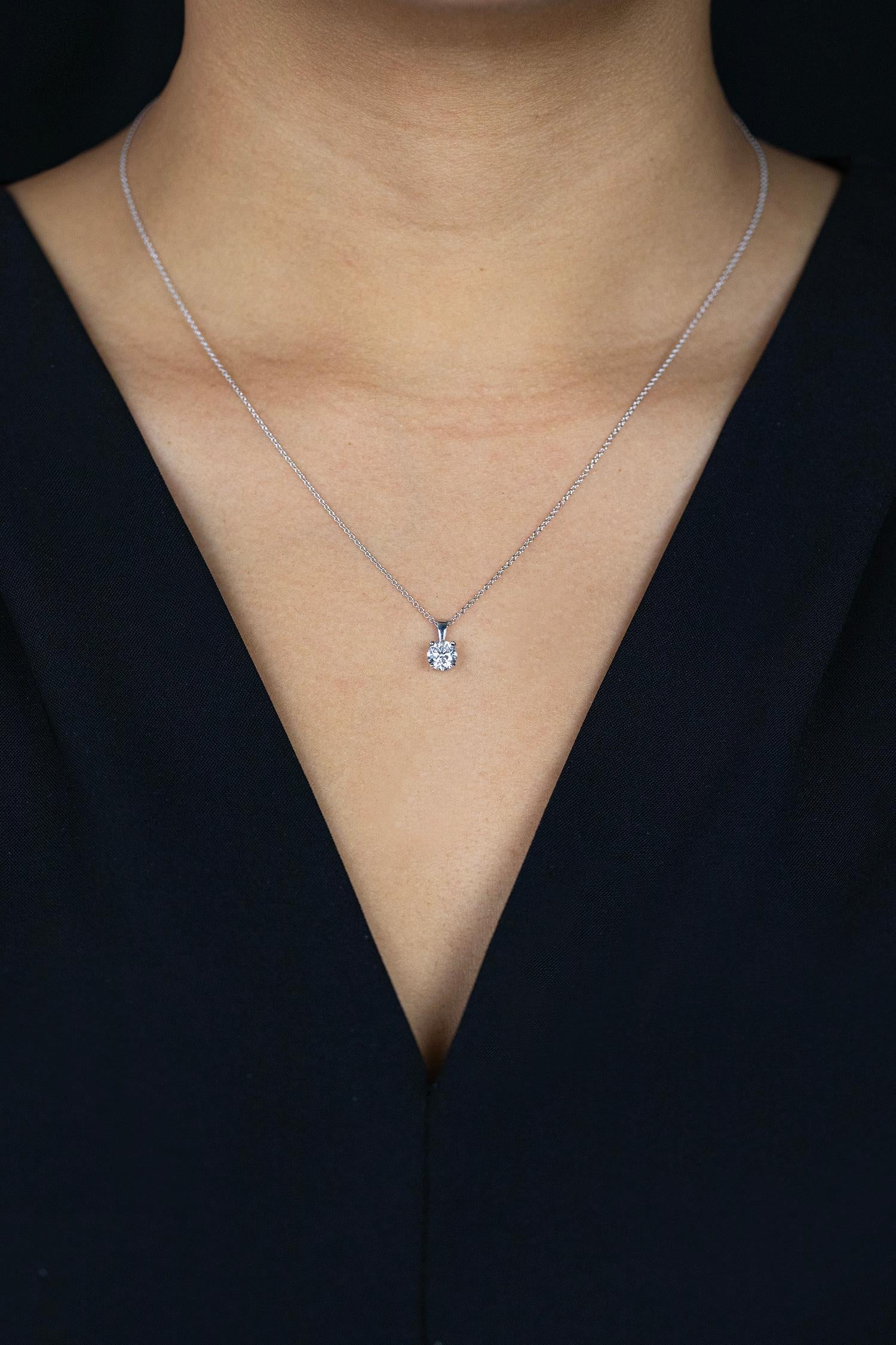Contemporain Roman Malakov Diamonds Diamants à taille ronde et brillante de 0.70 carat Collier à pendentif solitaire en vente