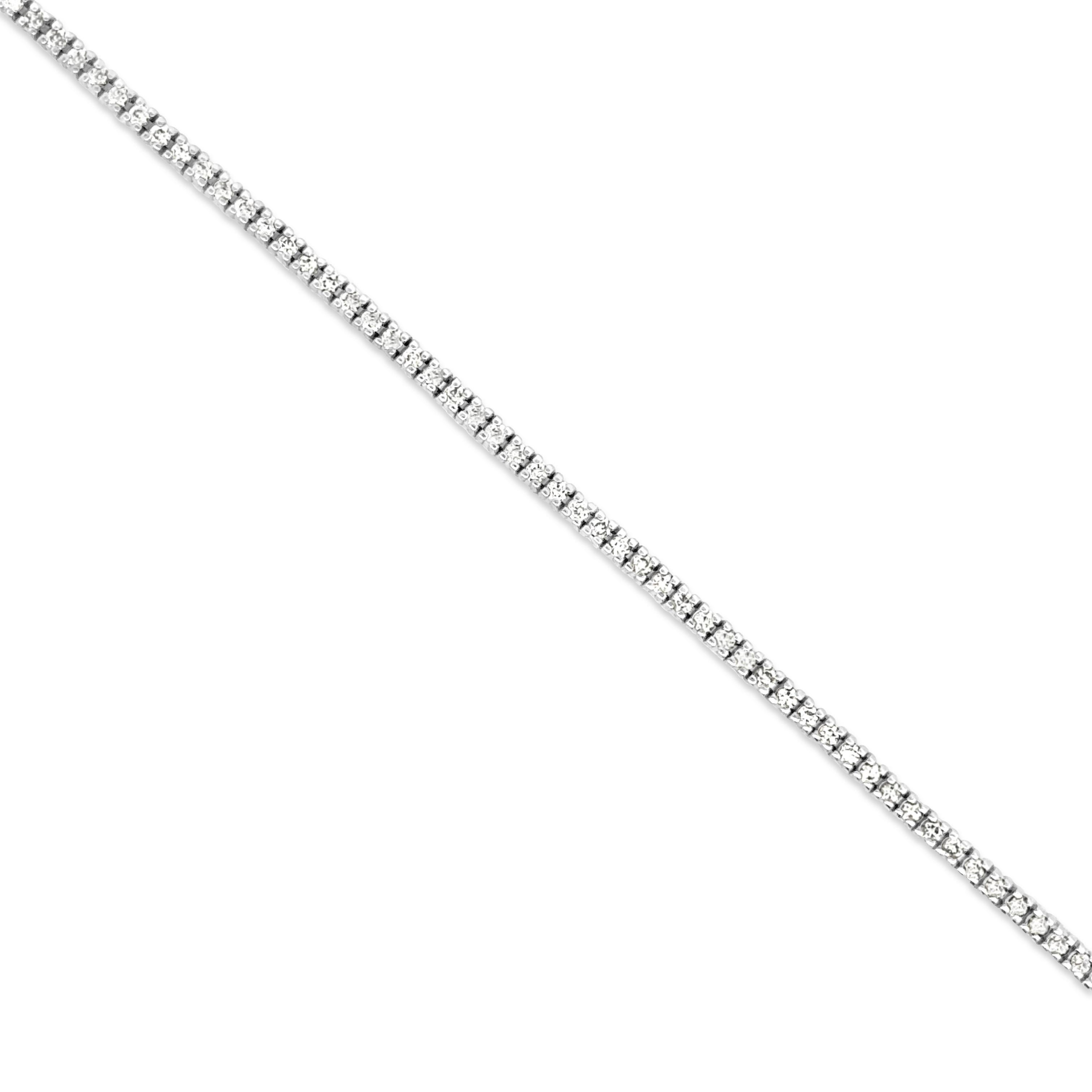 Ein klassisches Tennisarmband mit 120 Diamanten im Rundschliff mit einem Gesamtgewicht von 0,70 Karat, Farbe F und Reinheit SI1. Fein gemacht mit 18K Weißgold, 7 Zoll Länge. Die perfekte Ergänzung für jedes Outfit.

Roman Malakov ist ein