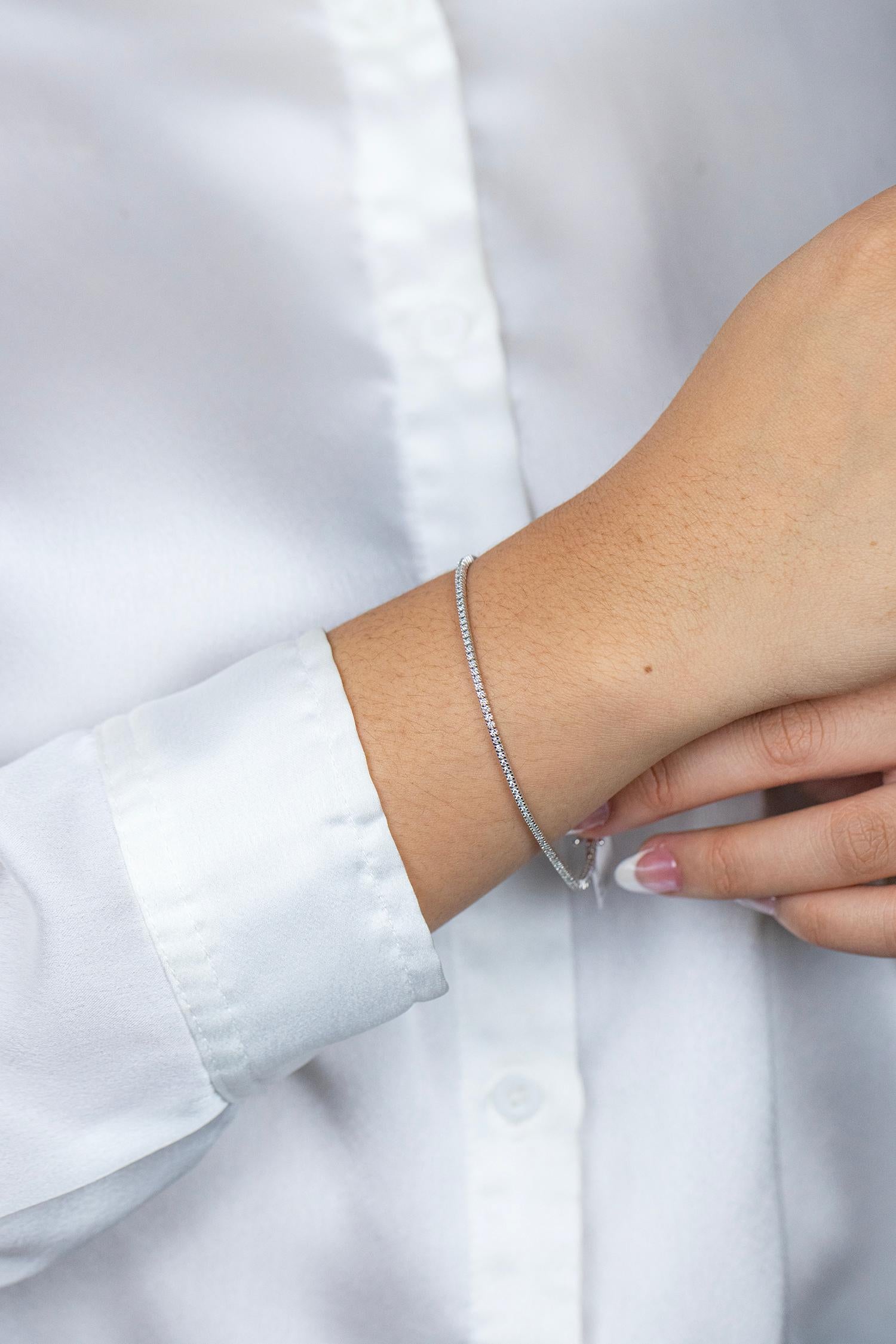 Roman Malakov Tennisarmband aus Weißgold mit 0.70 Karat Diamanten im Rundschliff im Zustand „Neu“ im Angebot in New York, NY