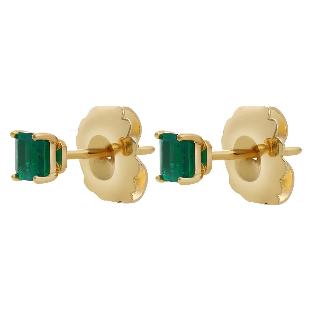 Une paire de boucles d'oreilles chic, mettant en valeur deux émeraudes colombiennes de taille Asscher pesant 0,76 carat au total, serties sur une monture classique à quatre griffes arrondies. Finement réalisé en or jaune 18 carats. Parfait pour une