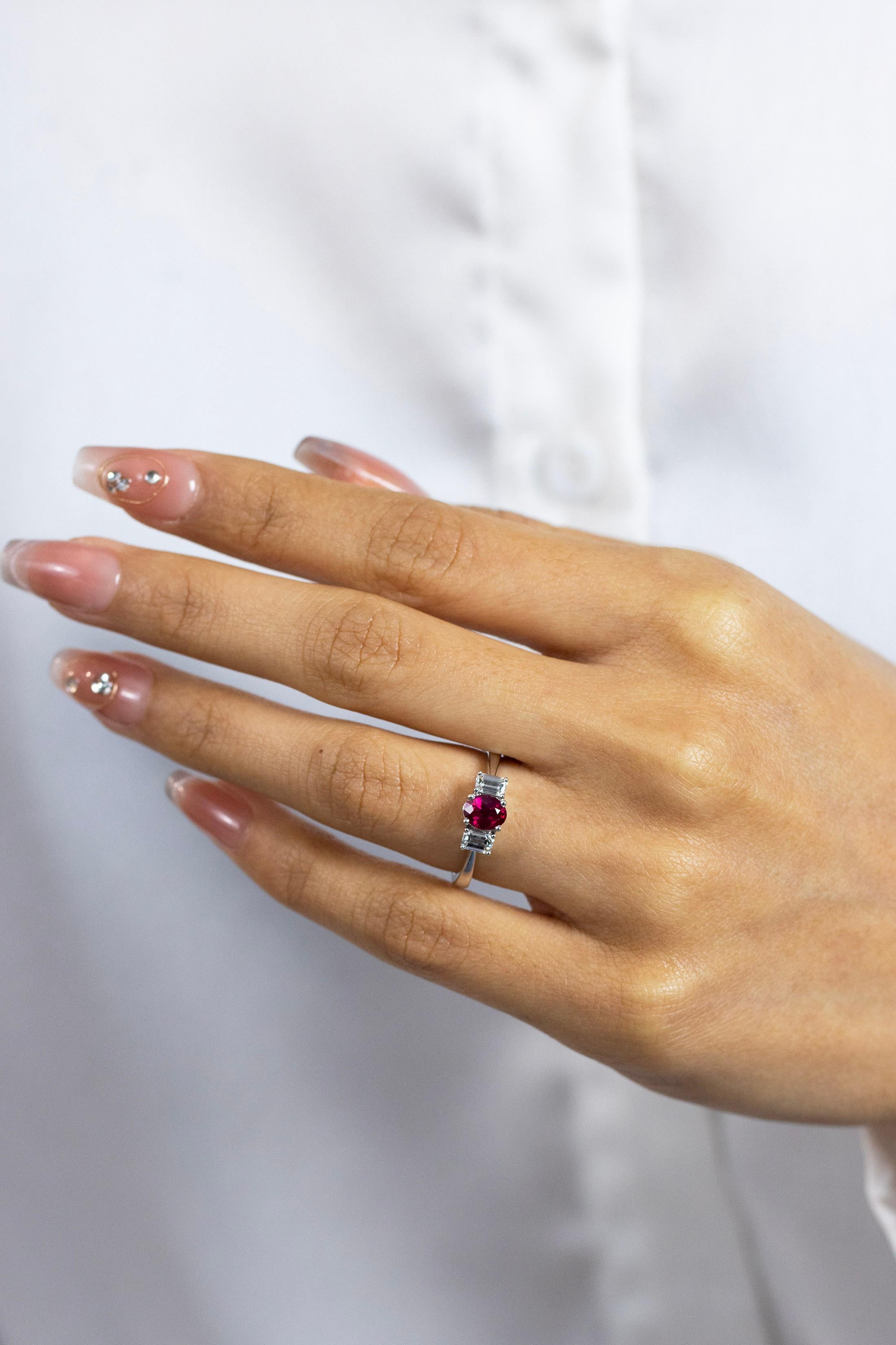Taille ovale Roman Malakov Bague de fiançailles à trois pierres avec rubis et diamants de 0,79 carat au total en vente