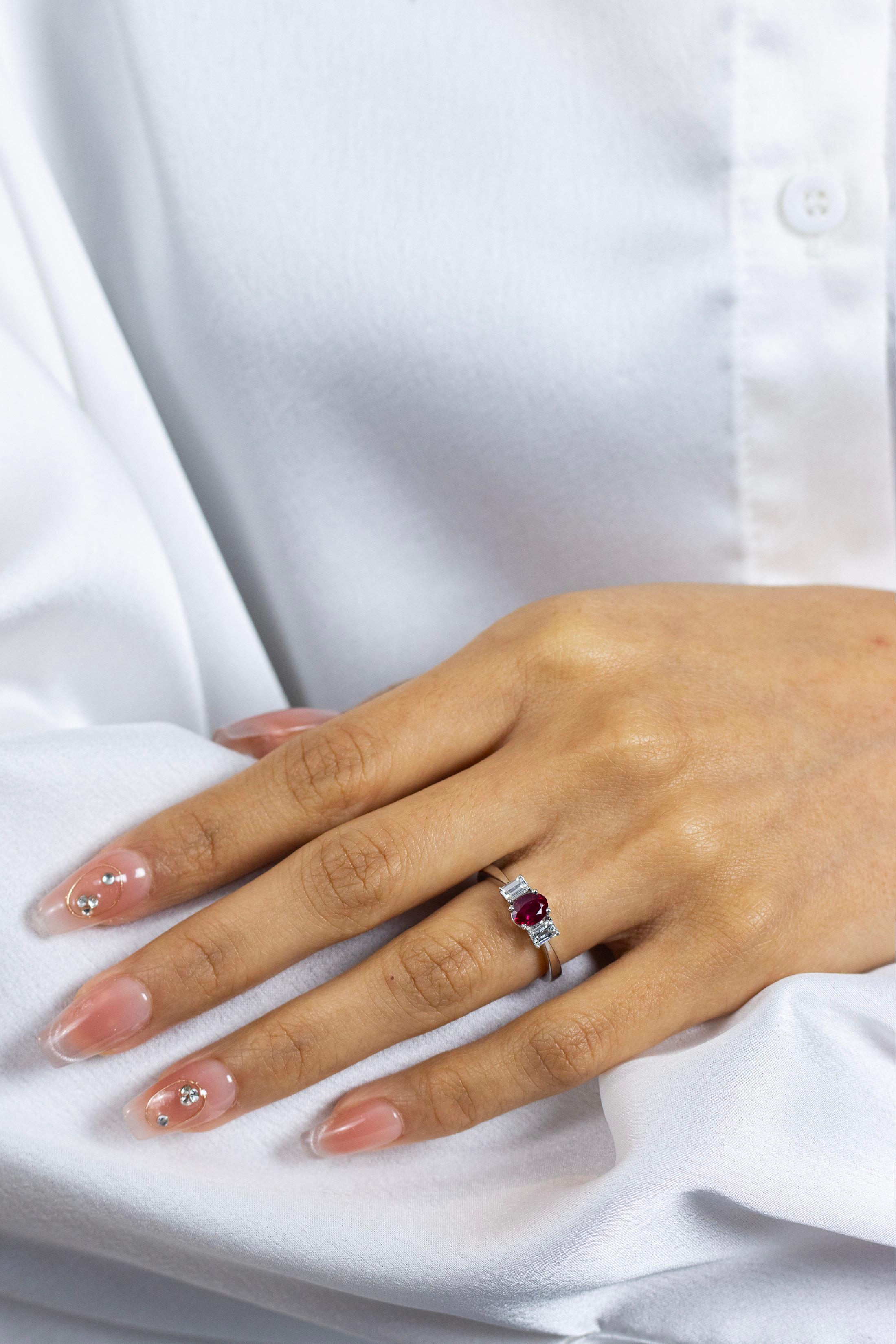 Roman Malakov Bague de fiançailles à trois pierres avec rubis et diamants de 0,79 carat au total Neuf - En vente à New York, NY