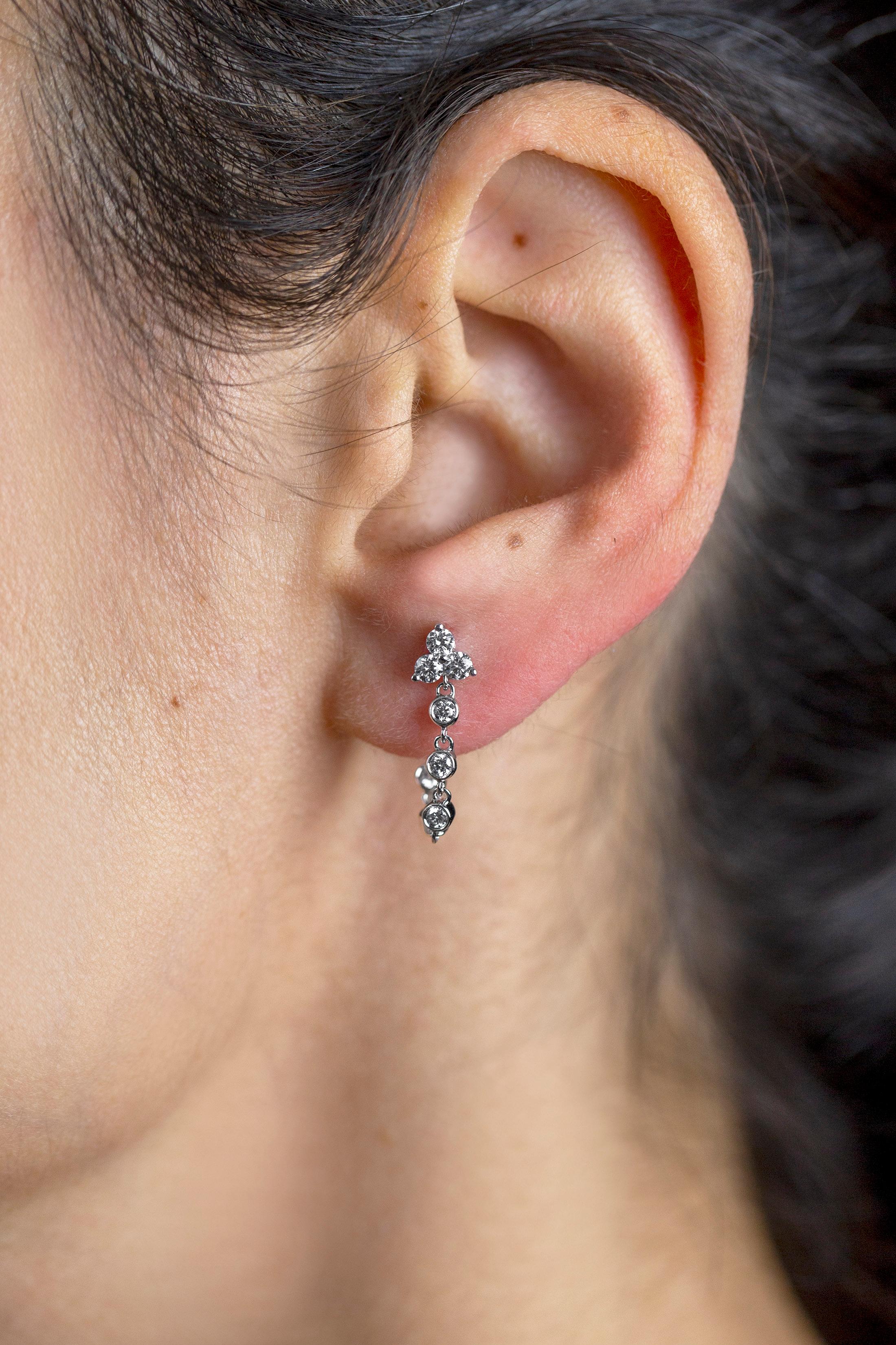 Taille ronde Roman Malakov, boucles d'oreilles pendantes en diamants ronds de 0,80 carat au total en vente