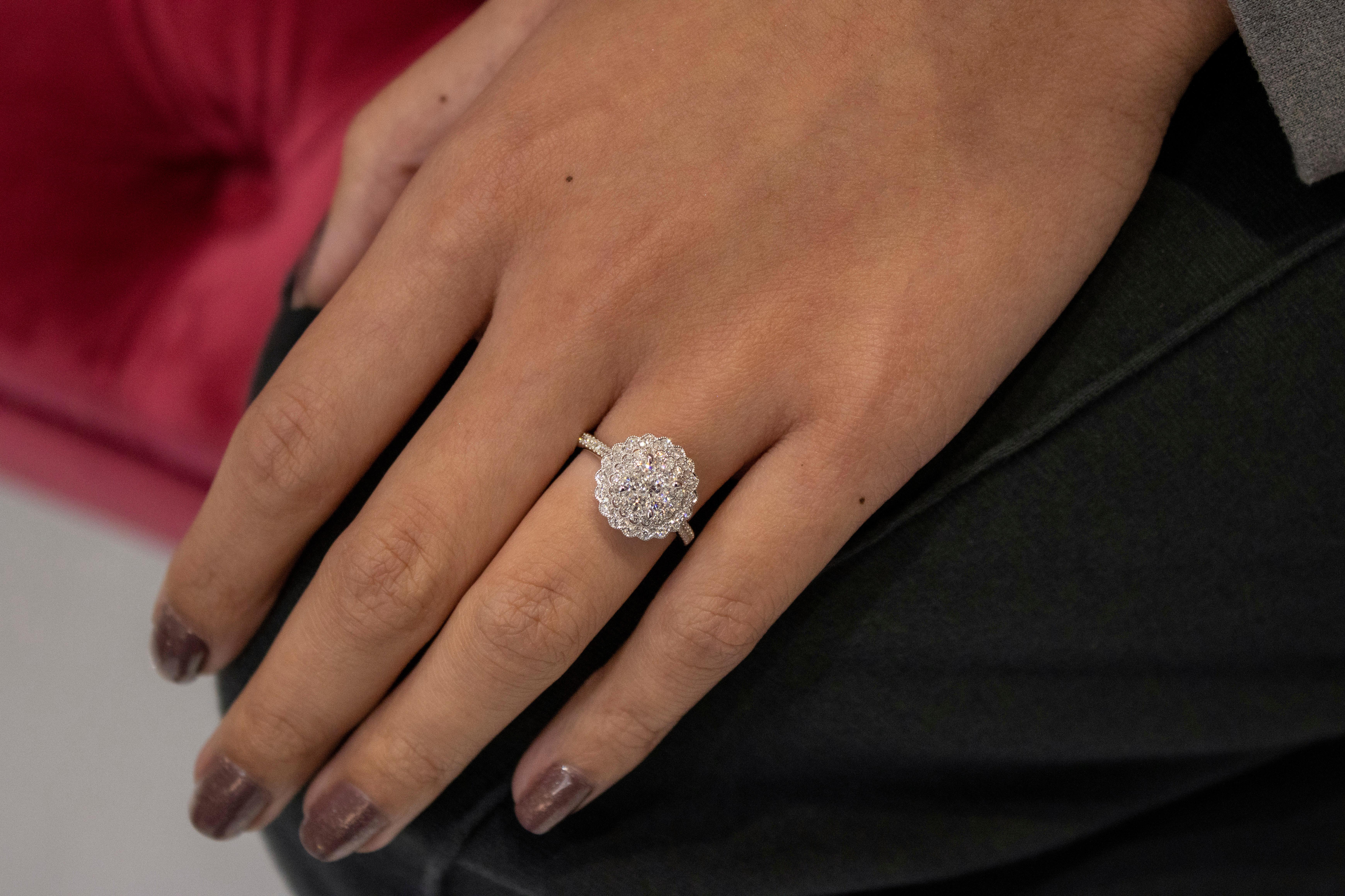 Taille ronde Roman Malakov Bague de fiançailles à motif floral en grappe de diamants de 0,84 carat en vente