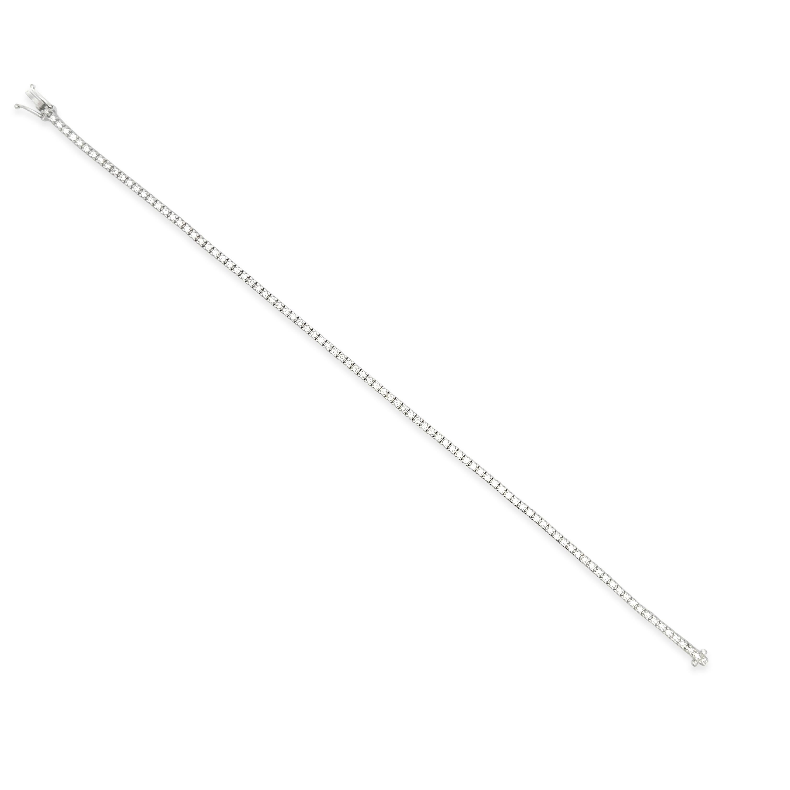 Preciosa pulsera de tenis, con 95 diamantes de talla redonda y un peso total de 0,85 quilates, color F y claridad VS, engastados en una montura de cuatro garras. Finamente fabricada con oro blanco de 18 quilates, 7,25 pulgadas de longitud y 1,30 mm