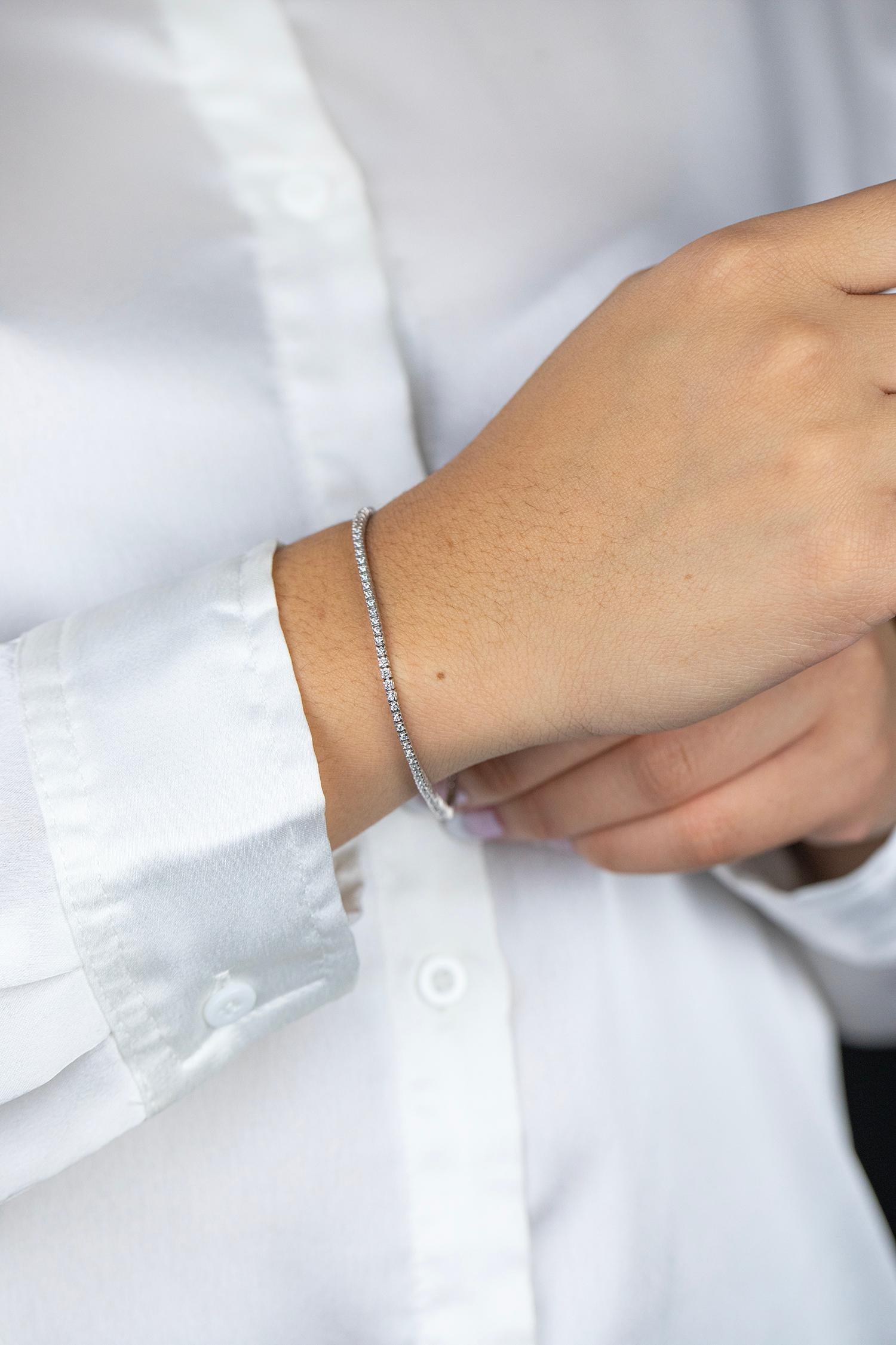 Roman Malakov Pulsera de tenis con diamantes de corte redondo de 0.85 quilates totales en oro blanco Contemporáneo en venta
