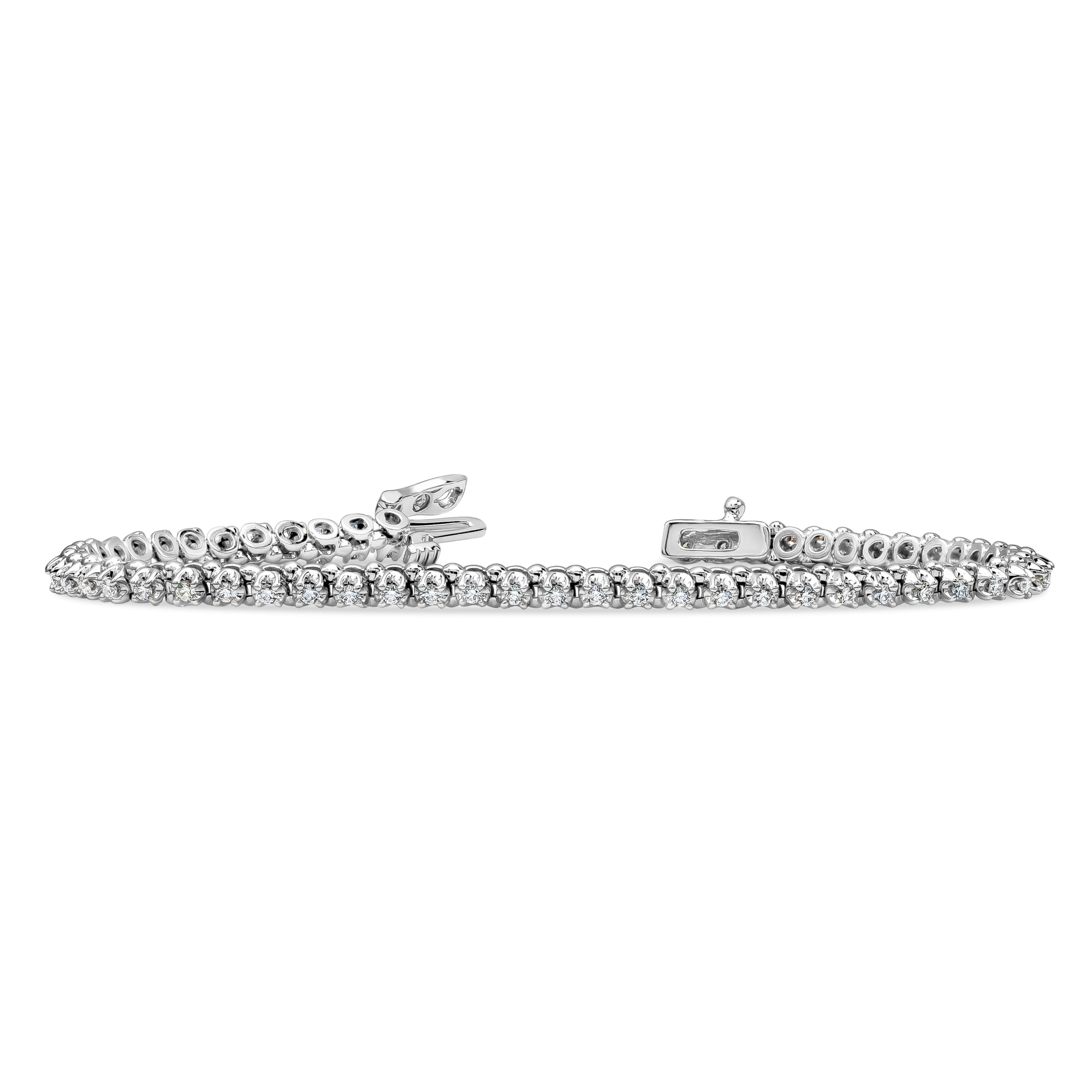 Un bracelet tennis classique mettant en valeur 56 diamants ronds brillants d'un poids total de 0.88 carats, de couleur F et de pureté VS2. Largeur de 1,50 mm et longueur de 7 pouces, fabriqué en or blanc 14K.

Style disponible dans différentes