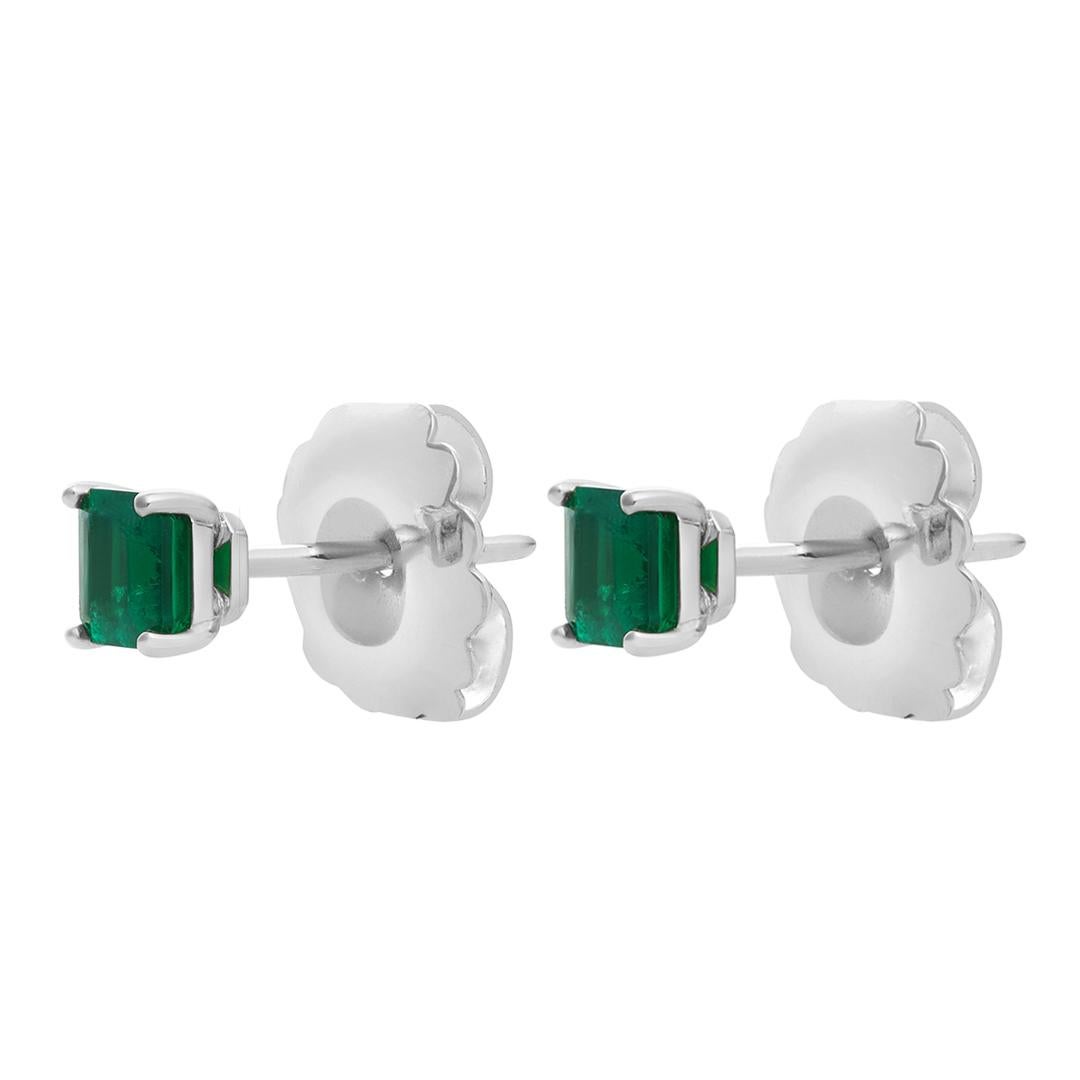 Une paire de boucles d'oreilles chic, mettant en vedette deux émeraudes colombiennes de taille Asscher pesant 0,90 carat au total, serties sur une monture classique à quatre griffes arrondies. Fabriqué avec précision en platine. Parfait pour une