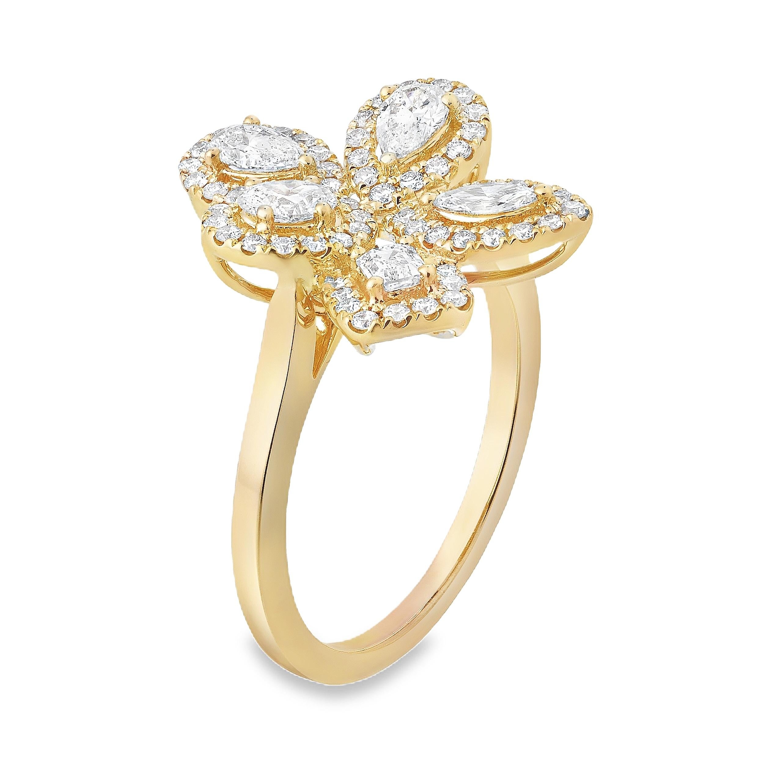 Un precioso anillo de moda con 5 diamantes talla mixta dispuestos en un diseño de inspiración floral. Cada diamante está acentuado por un halo de diamantes de talla redonda en un engaste calado. Los diamantes tienen un peso total de 0,90 quilates.