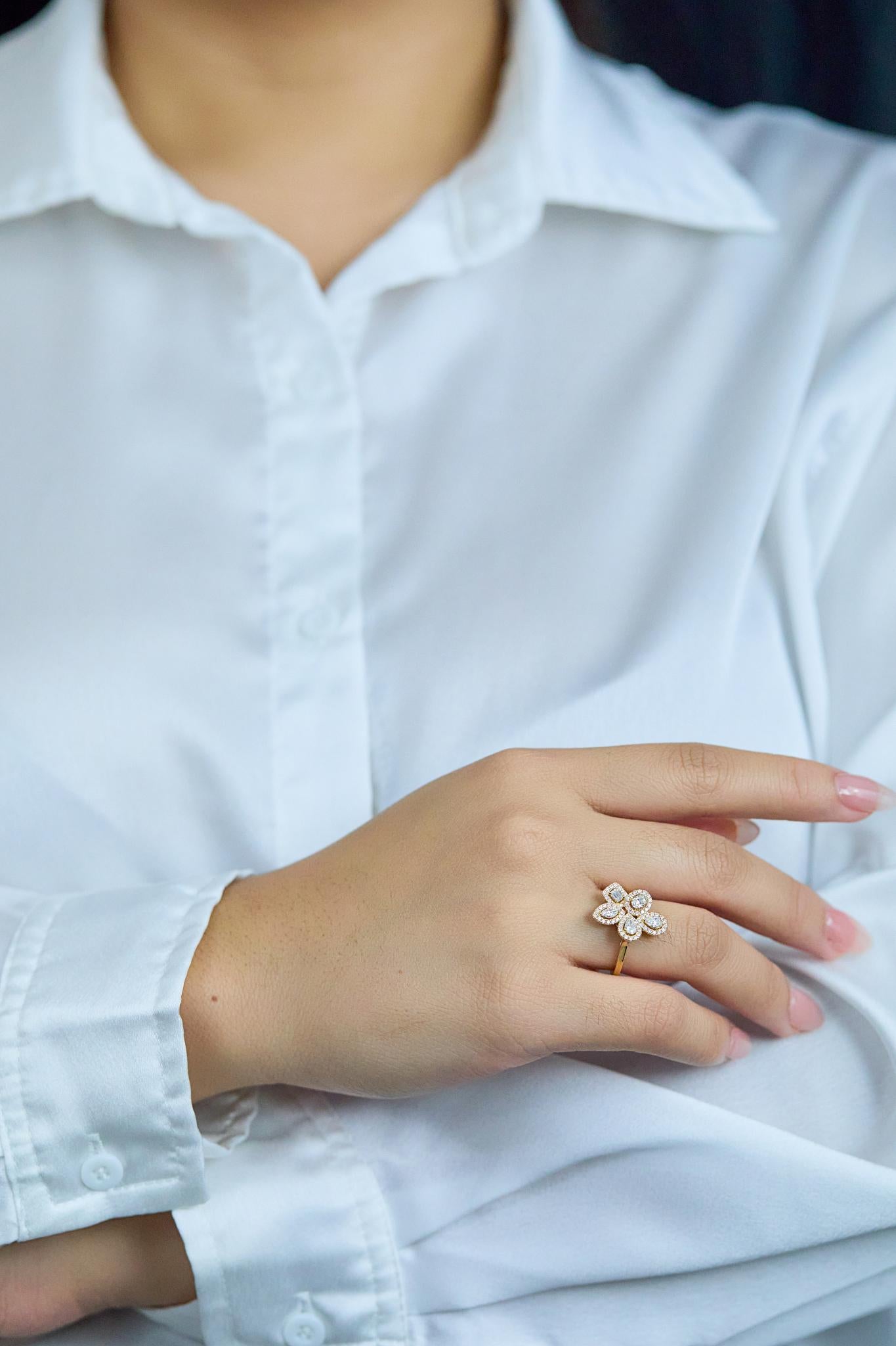 Roman Malakov  Anillo de moda floral con diamantes de talla mixta de 0,90 quilates totales en Nuevo estado para la venta en New York, NY