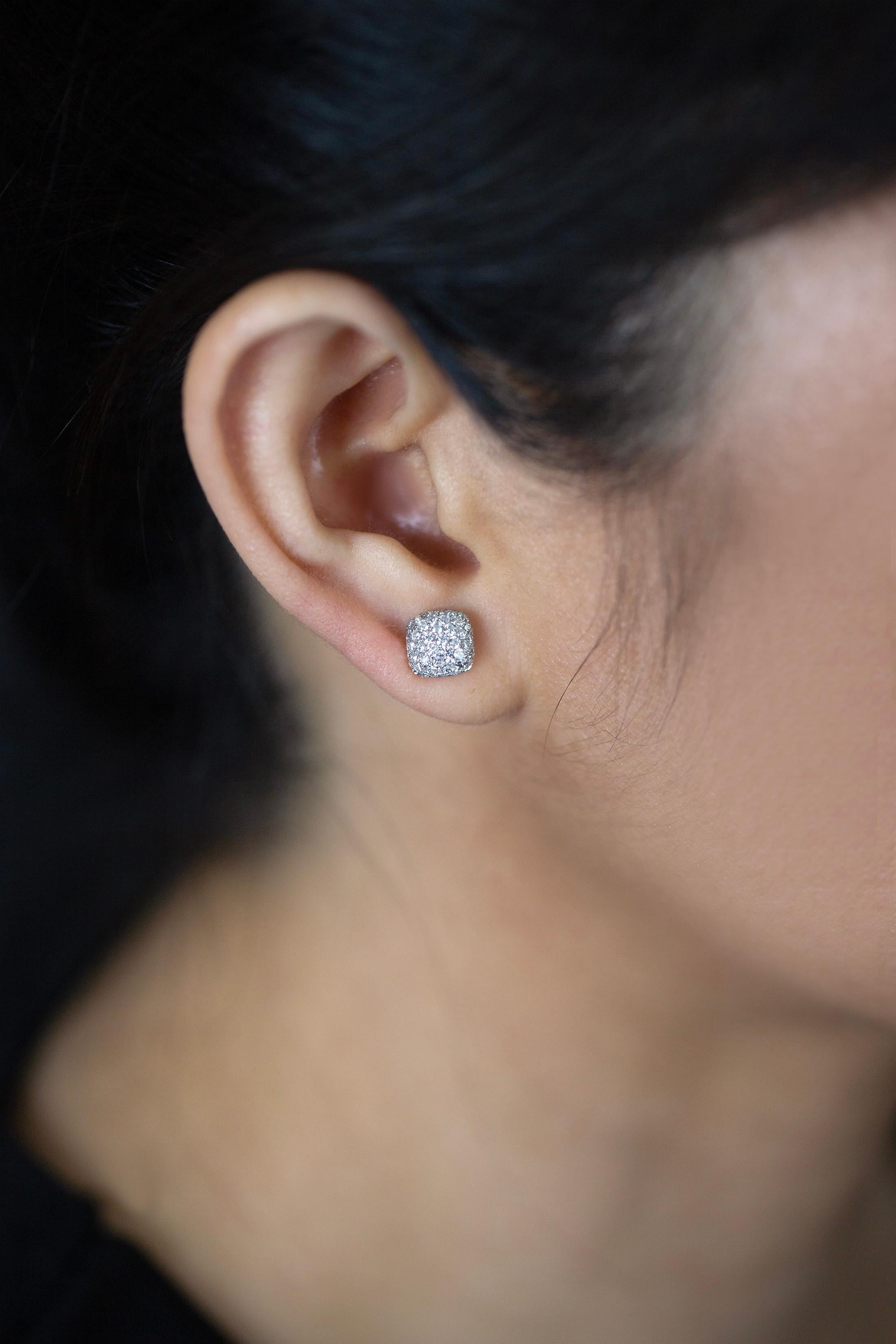 Women's Roman Malakov 0.90 Carats Total Round Diamond Pave Set Stud Earrings For Sale