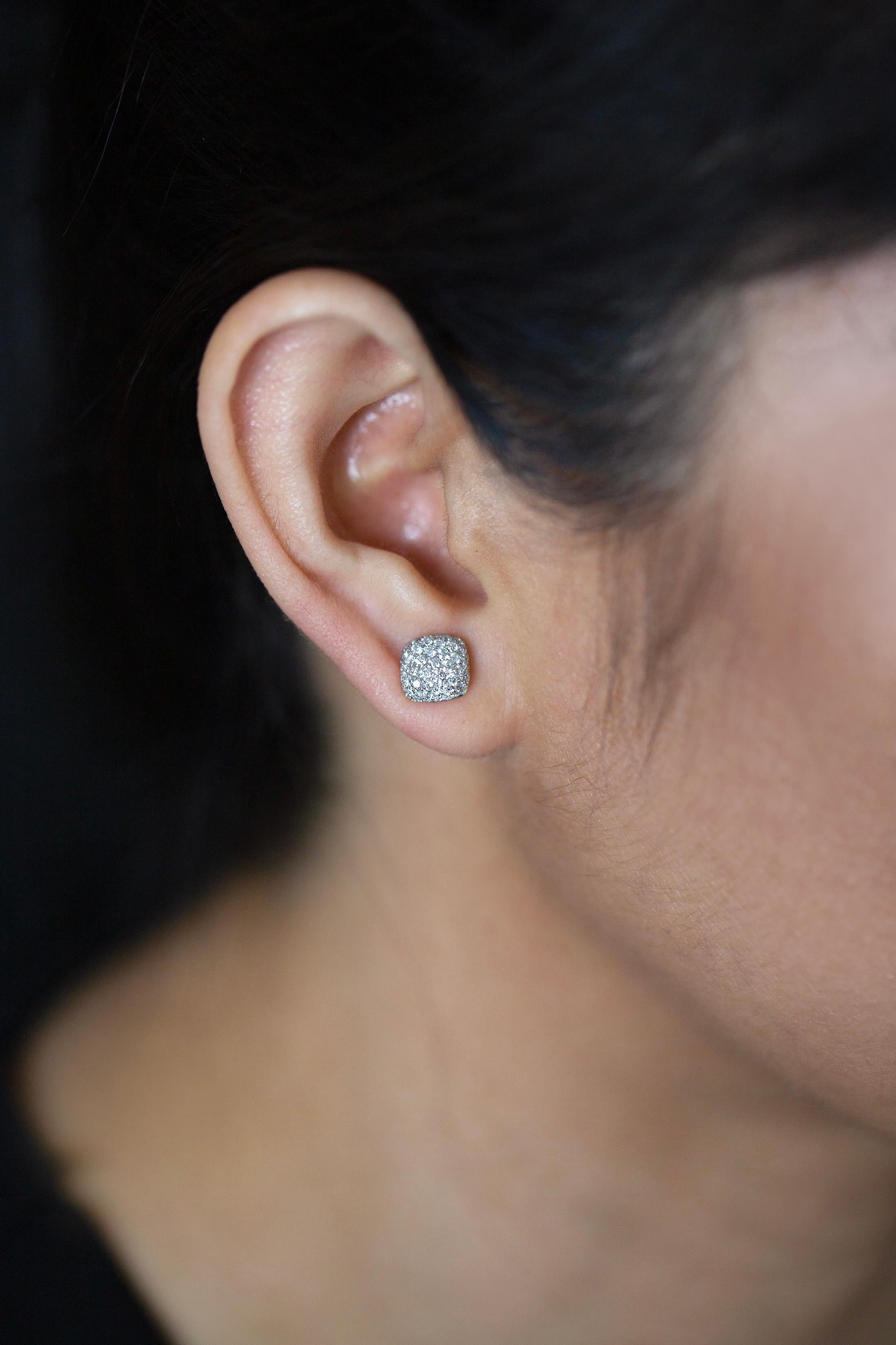 Roman Malakov, clous d'oreilles en or blanc avec diamants taille ronde de 0,90 carat au total en vente 1
