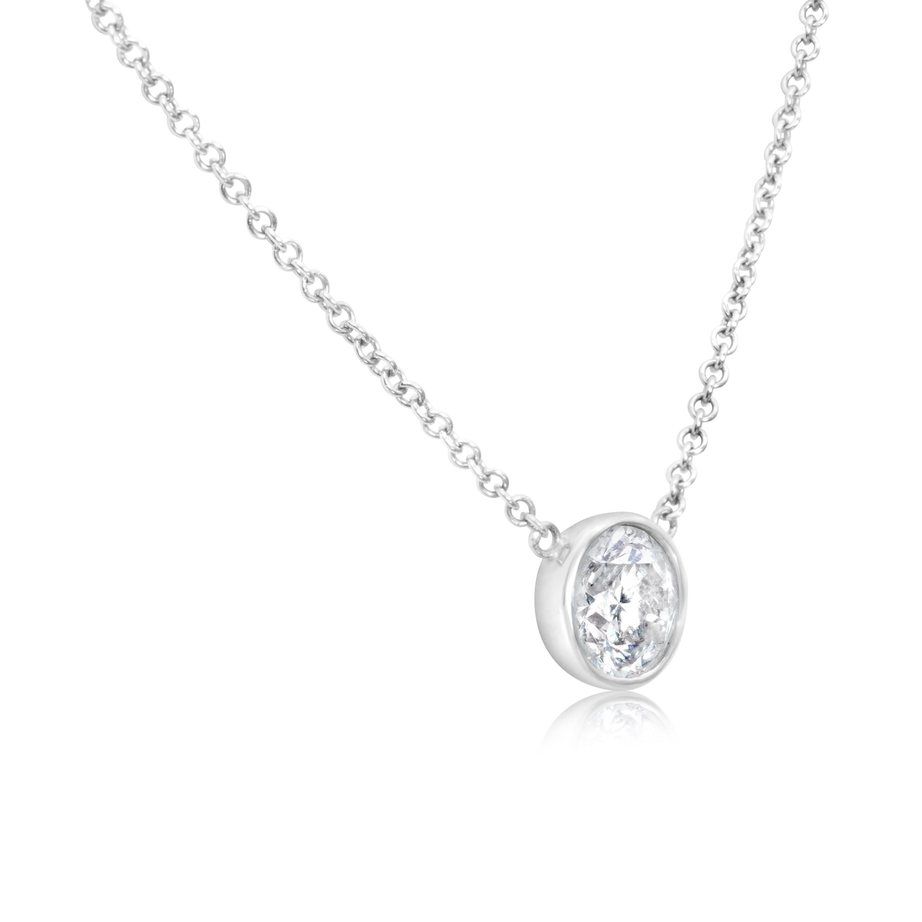 Una semplice collana con ciondolo, con un diamante rotondo taglio brillante da 0,91 carati, incastonato in oro bianco 14K. Perfetto per un abbigliamento casual. 

Roman Malakov è una casa su misura, specializzata nella creazione di qualsiasi cosa tu