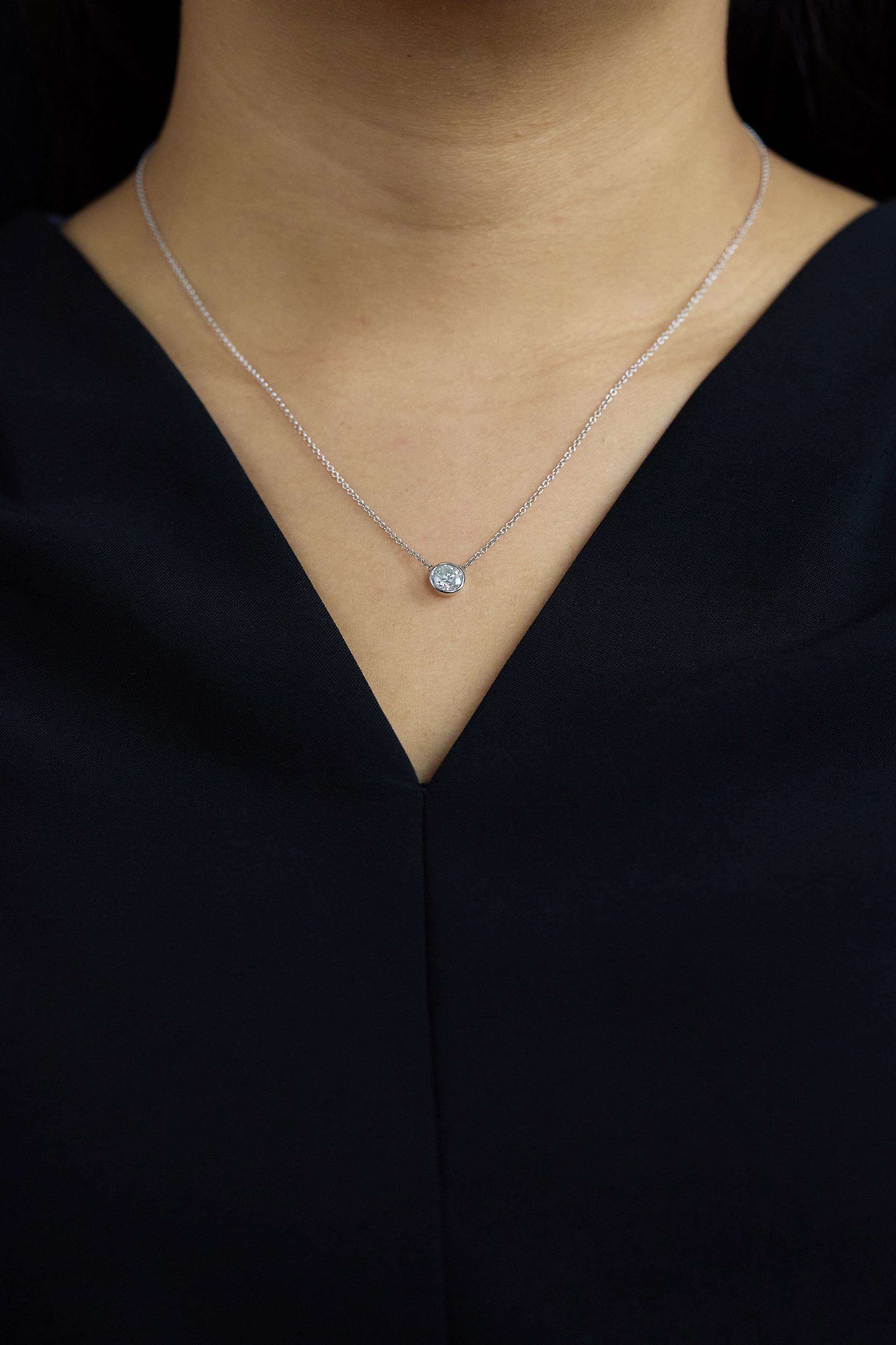Contemporaneo Roman Malakov Diamonds 0,91 carati, collana solitaria con castone e diamanti rotondi e brillanti in vendita