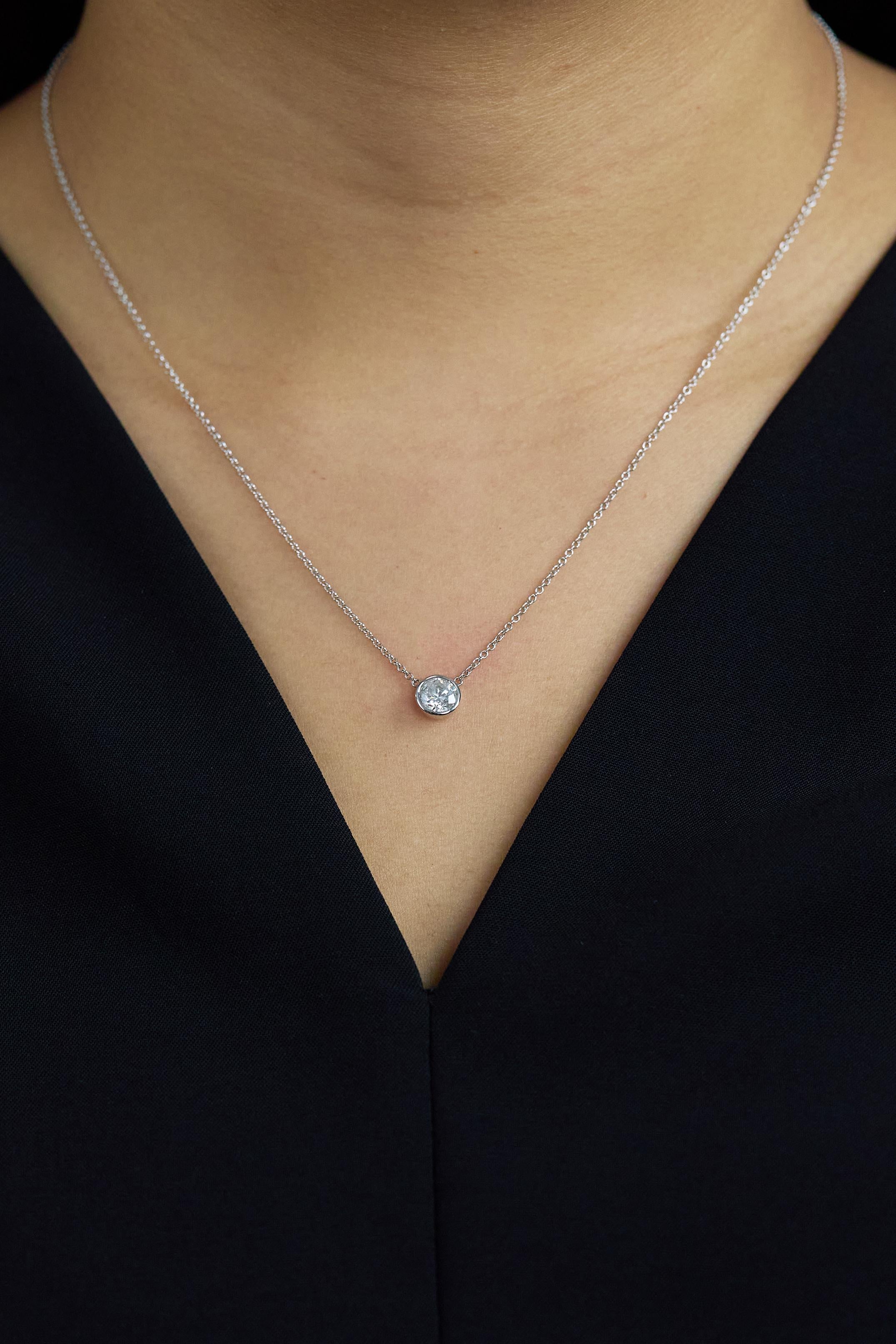 Taglio rotondo Roman Malakov Diamonds 0,91 carati, collana solitaria con castone e diamanti rotondi e brillanti in vendita