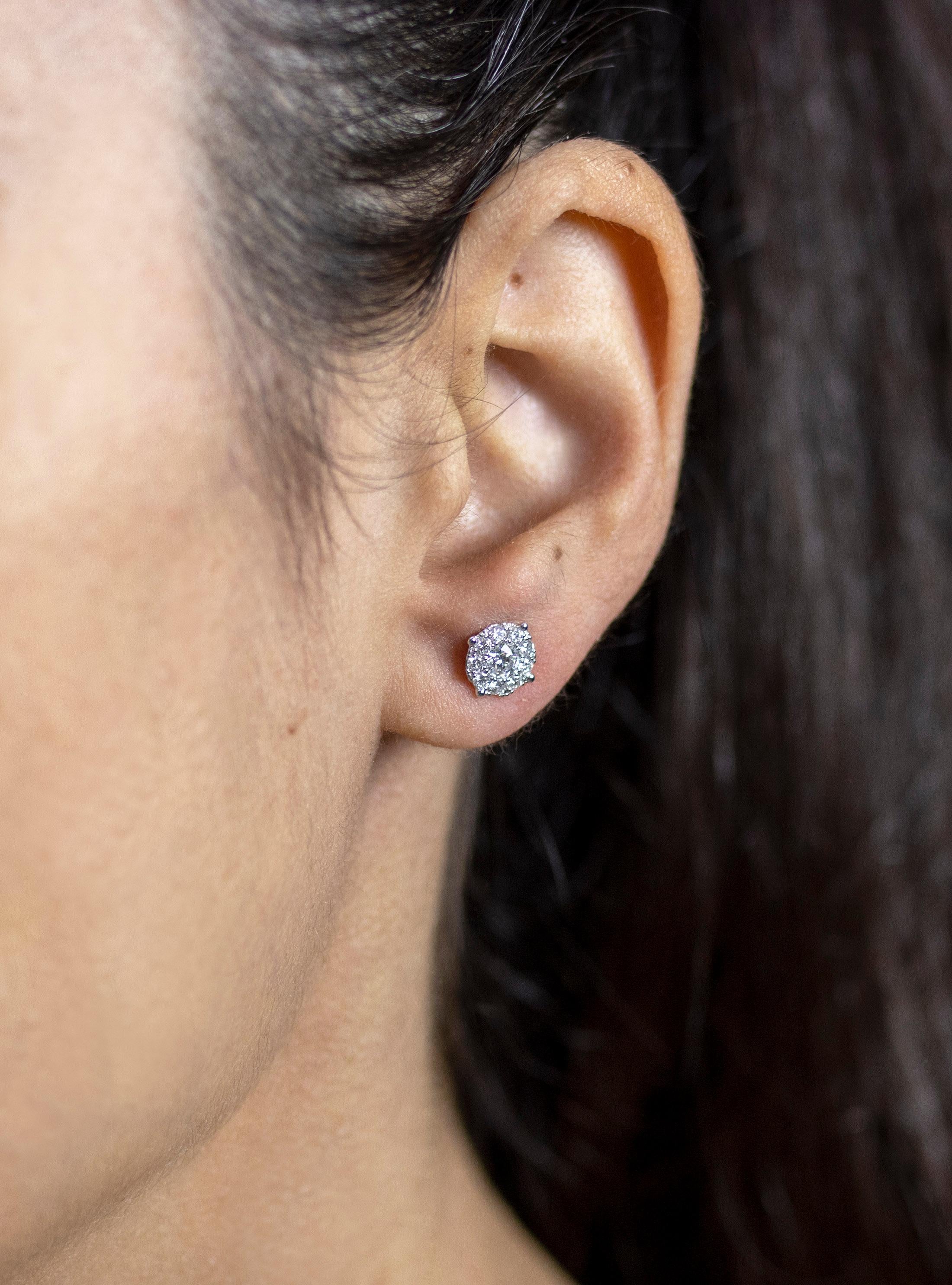 Roman Malakov 0.93 Carat Round Diamond Cluster Stud Earring In New Condition For Sale In New York, NY