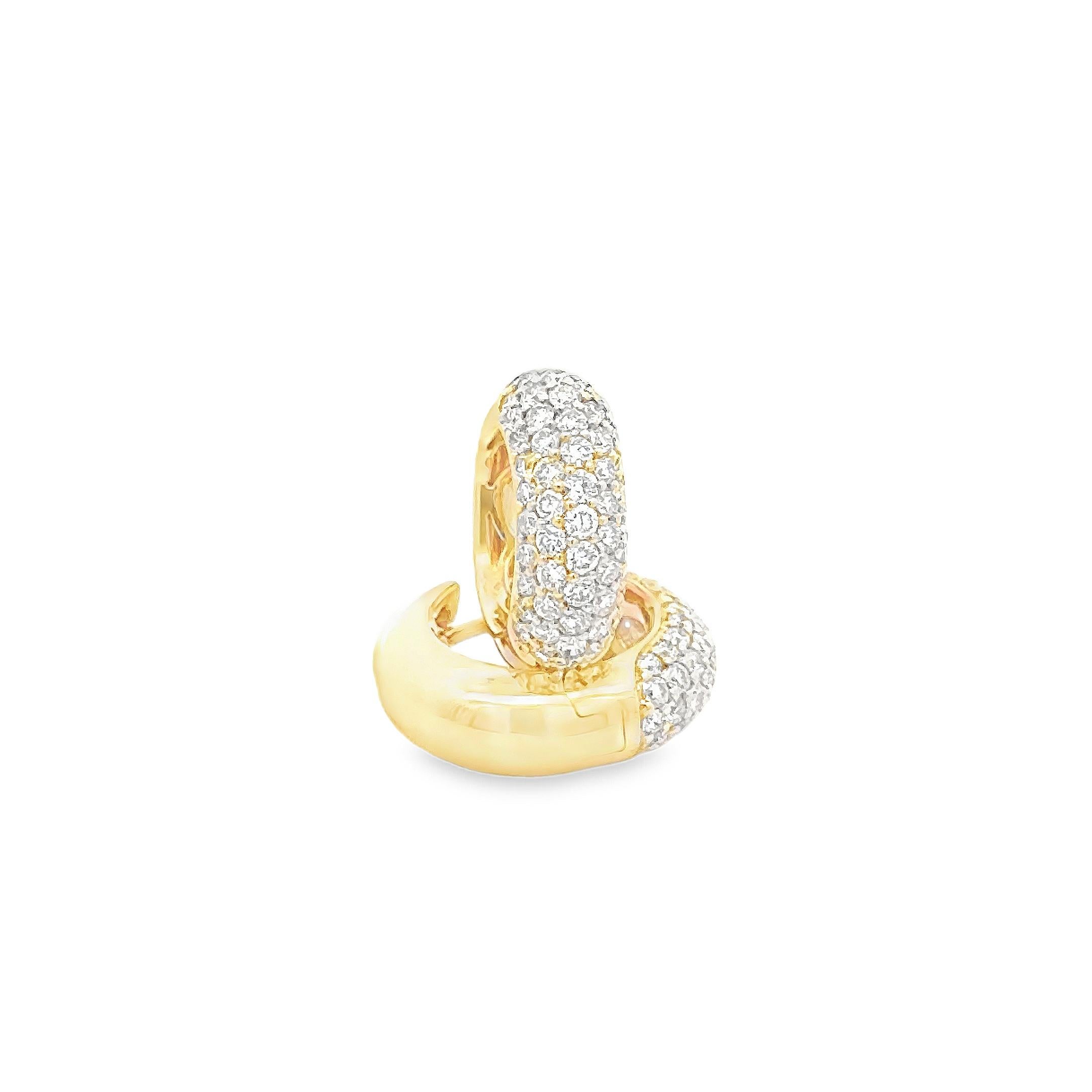 Taille ronde Roman Malakov, boucles d'oreilles huggies en or jaune avec diamants taille ronde de 0,94 carat au total en vente