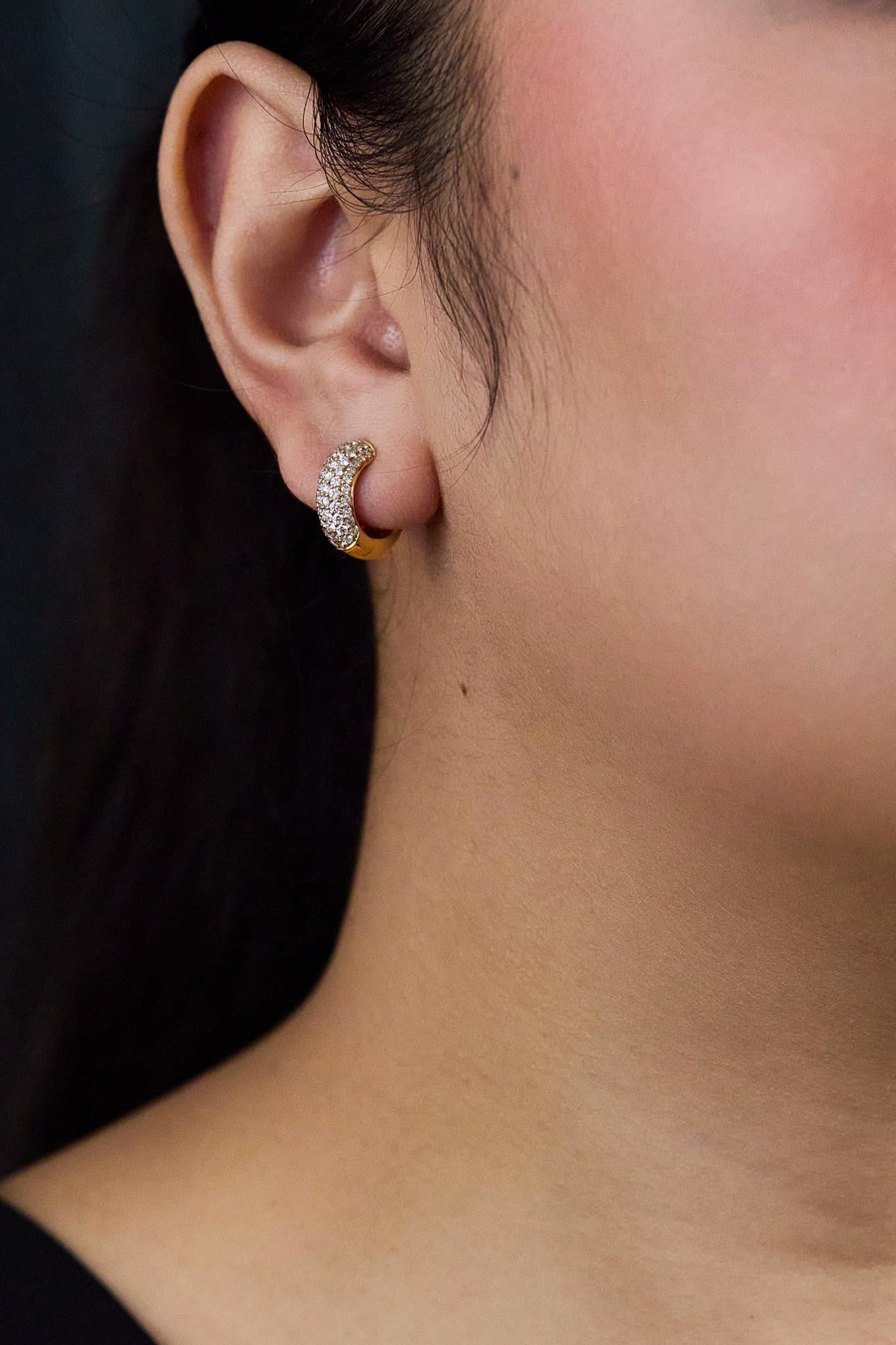 Roman Malakov, boucles d'oreilles huggies en or jaune avec diamants taille ronde de 0,94 carat au total Neuf - En vente à New York, NY