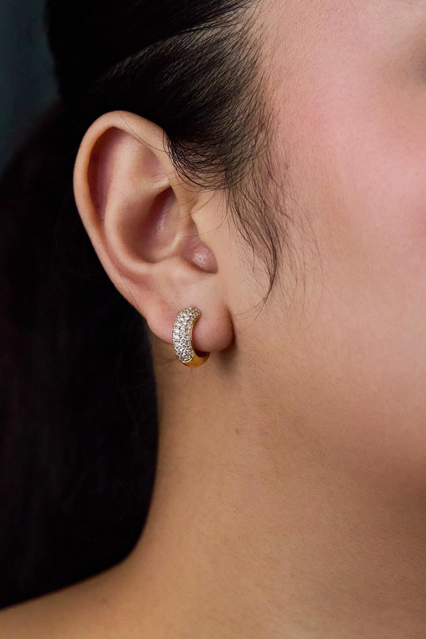 Roman Malakov, boucles d'oreilles huggies en or jaune avec diamants taille ronde de 0,94 carat au total Pour femmes en vente