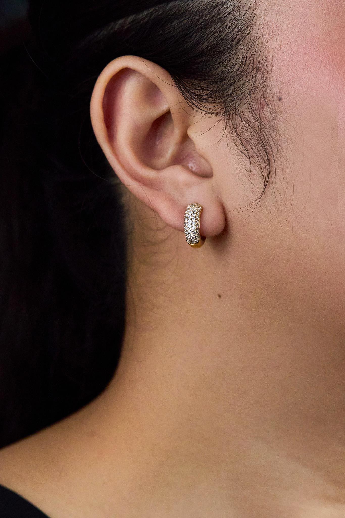 Roman Malakov, boucles d'oreilles huggies en or jaune avec diamants taille ronde de 0,94 carat au total en vente 1