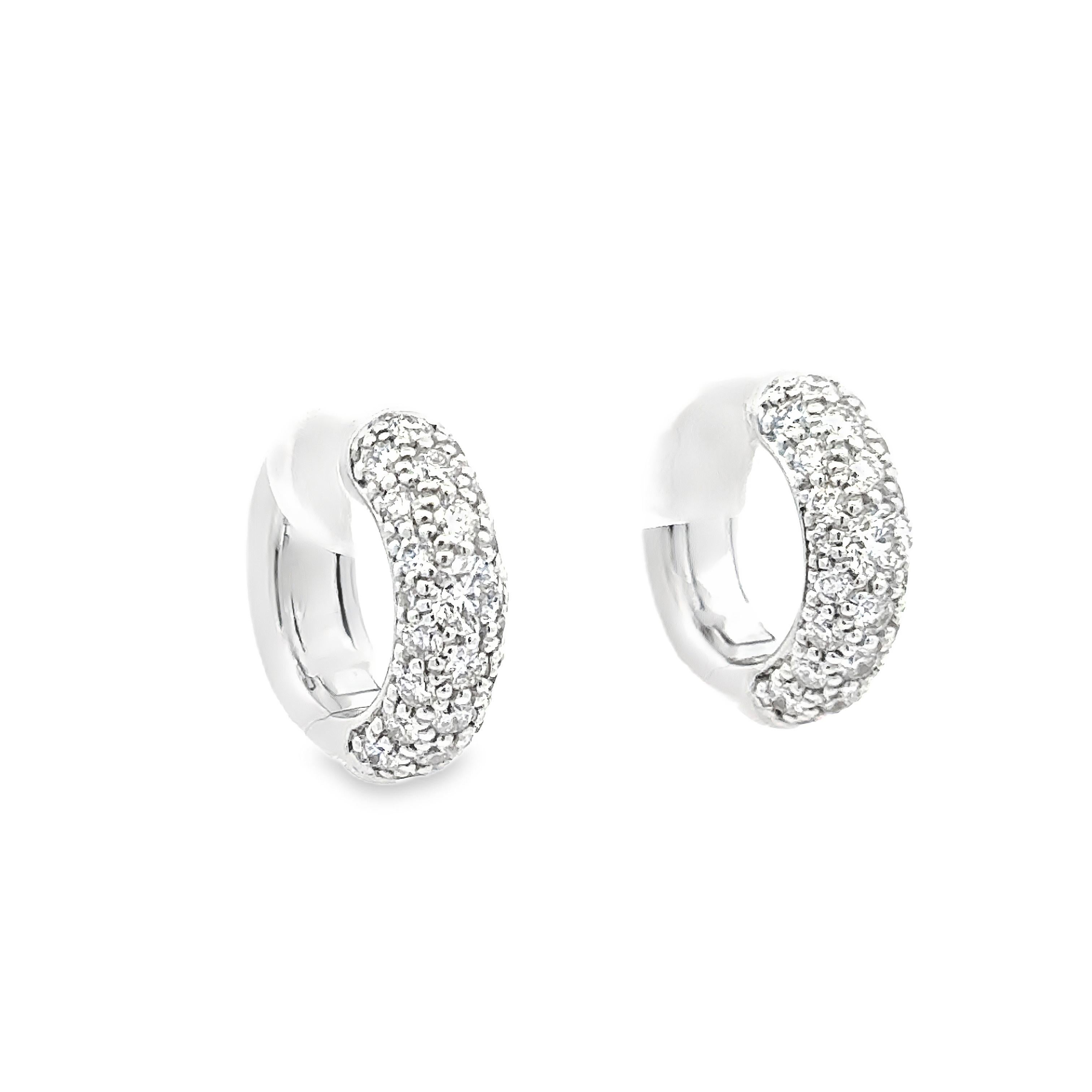 Ein hübsches Paar Ohrringe mit 48 runden Diamanten im Brillantschliff mit einem Gesamtgewicht von 0,95 Karat, gefasst in einer gemeinsamen Zackenfassung. Die Diamanten in der mittleren Reihe sind größer als die Diamanten an den Seiten. Fein