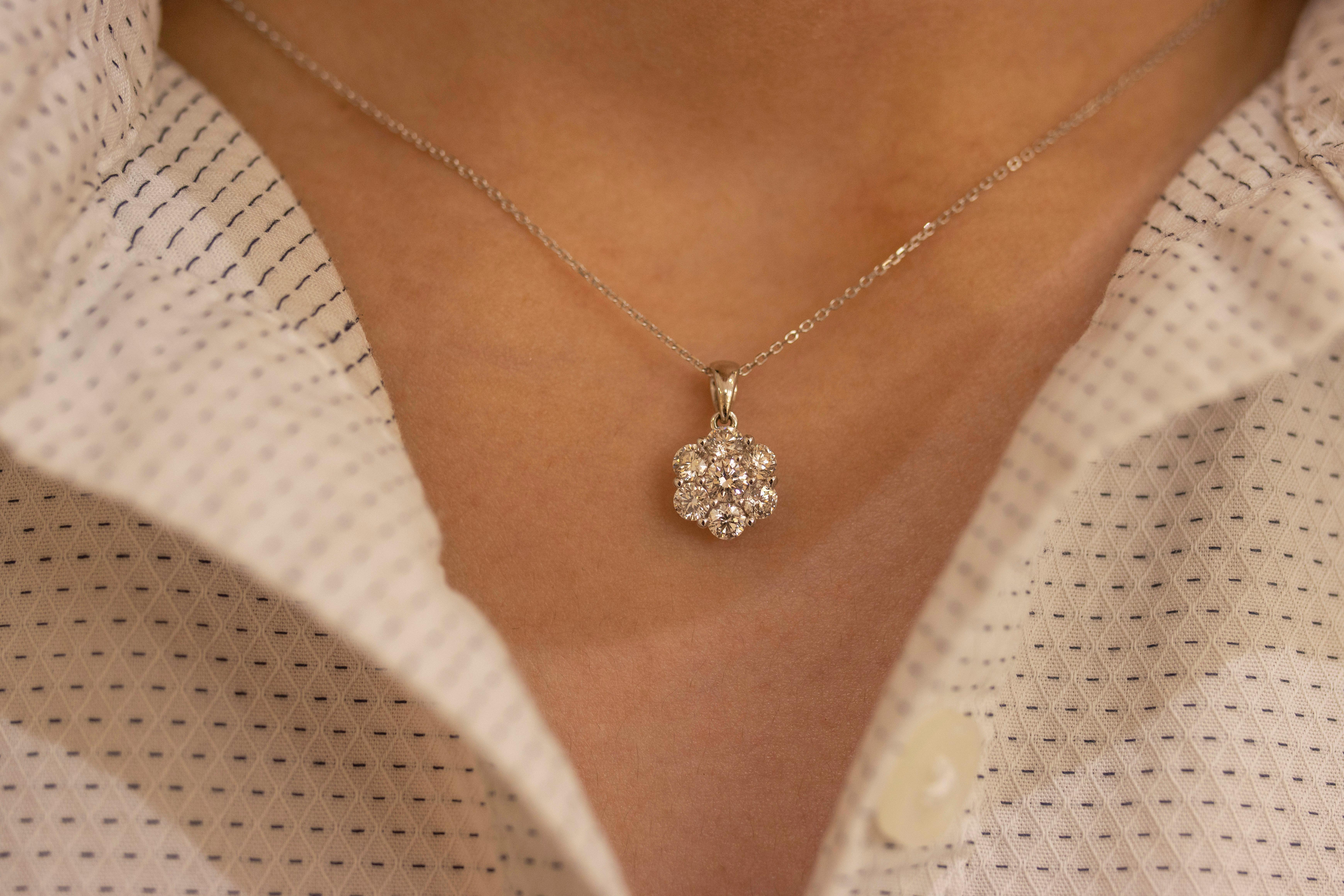 Contemporain Roman Malakov, collier pendentif fleur en diamants ronds brillants de 1 carat au total en vente