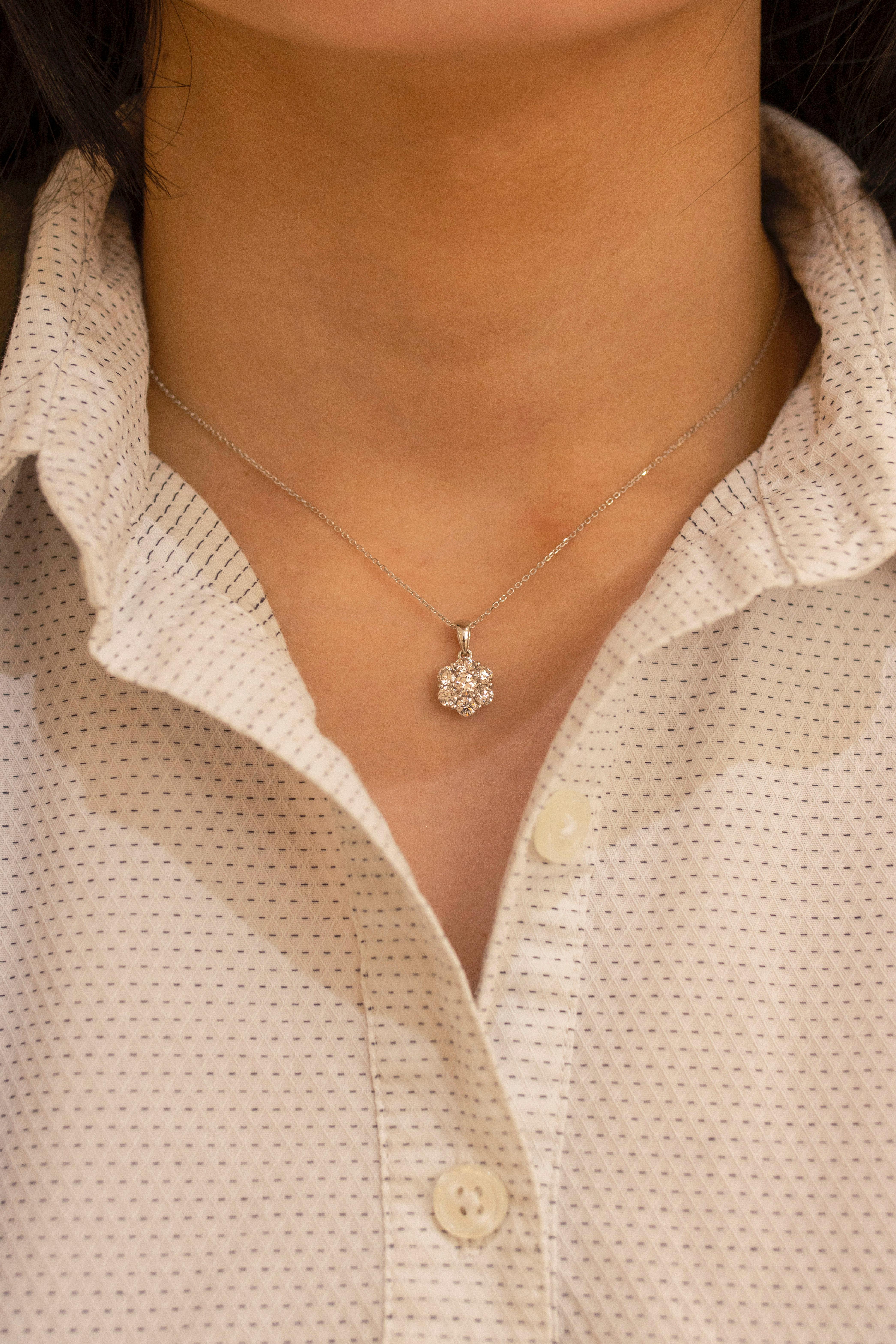 Taille ronde Roman Malakov, collier pendentif fleur en diamants ronds brillants de 1 carat au total en vente